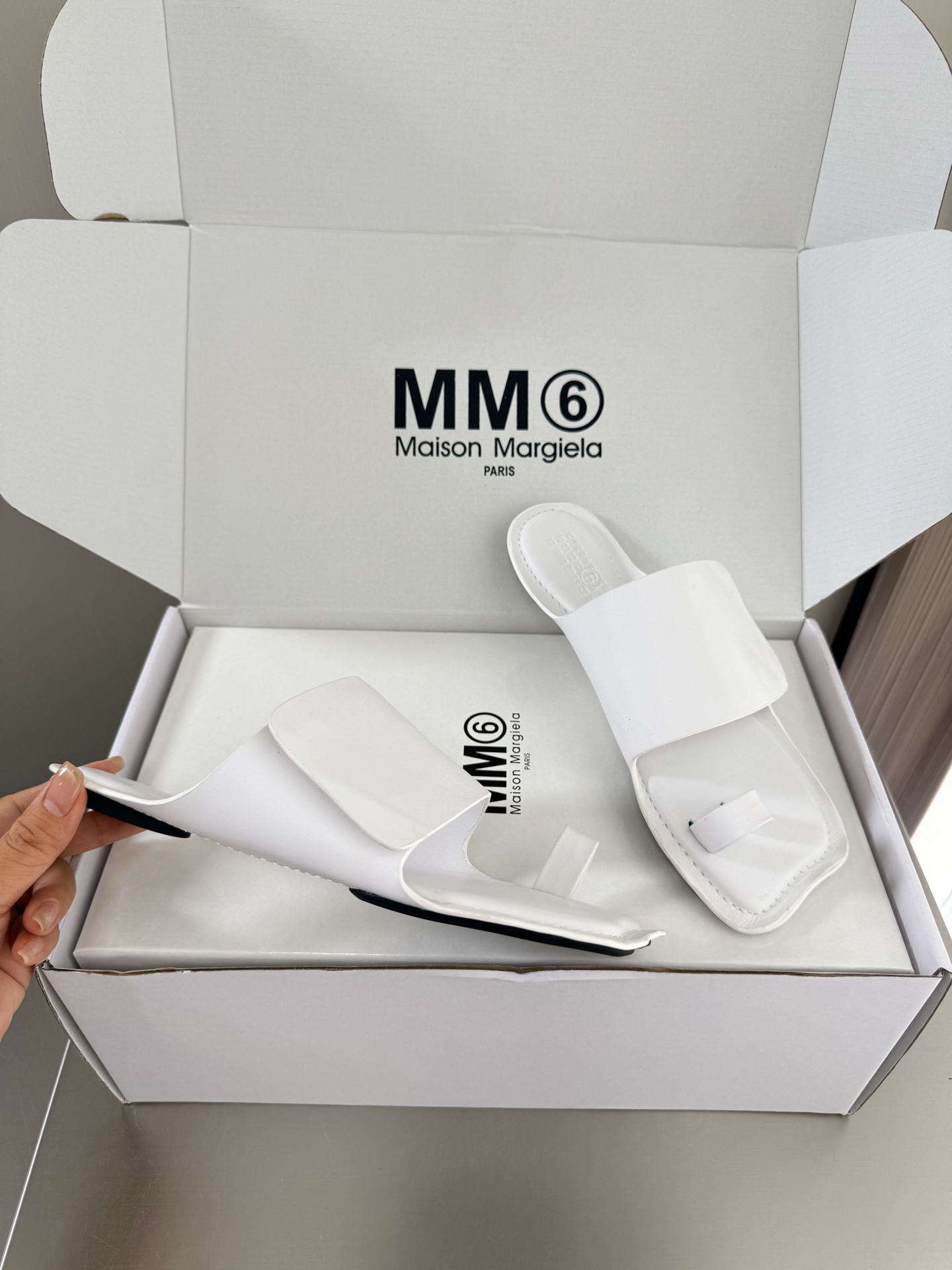 NO:882842,MM6 Margiela Apple head Heel height 1.5cm Same as the original version Rubber molded outsole White cowhide Unique feet Angora water-dyed cowhide MaisonMargiela Margiela MM6 is coming!  It smells so good. It has a beautiful and colorful girly feel!   A fashion item not to be missed. Simple and stylish beauty. A must-have item. Fashionable age-reducing artifact. Casual and honest feeling. Simple and advanced design. Incorporates the unique logo of MM6. Suitable for daily leisure and vacation. Versatile. Really comfortable. Original consistent and comfortable molded outsole. Split design. Original consistent material. Standard original order. Please look for our high-end goods. 35 36 37 38 39 40 41 (40)  41 customized), split-toe shoes, masion margiela, masion margiela, cowhide19860909MM6 马吉拉 苹果头 跟高 1.5cm 原版一致 橡胶成型大底 白色 牛皮 别具匠心 垫脚 安哥拉水染牛皮 MaisonMargiela 马吉拉 MM6  火爆来袭！太香了  靓丽多彩少女感扑面而来！  不容错过的时尚单品 简单又有格调的美 跑量扛把子  必入单品 时尚减龄神器 随性率真的感脚 简单高级的设计 融入MM6独有的标志 同时满足日常 休闲渡假 百搭 真心巴适 原版一致舒适成型大底 分体设计  原版一致材料 对标原单 请认准咱家高货 35 36 37 38 39 40 41（40 41 定制）,分趾鞋,masion margiela,masion margiela,cowhide,Women's Shoes