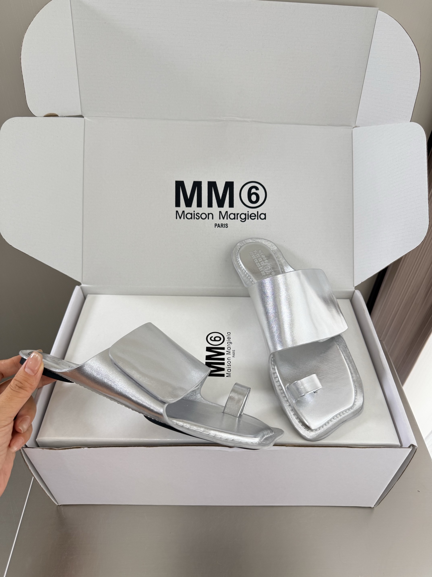 NO:882845,MM6 Margiela Apple head Heel height 1.5cm Same as the original version Rubber molded outsole Silver metal cowhide Unique feet Angora water-dyed cowhide MaisonMargiela Margiela MM6 is coming!  It smells so good. It has a beautiful and colorful girly feel!   A fashion item not to be missed. Simple and stylish beauty. A must-have item. Fashionable age-reducing artifact. Casual and honest feeling. Simple and advanced design. Incorporates the unique logo of MM6. Suitable for daily leisure and vacation. Versatile. Really comfortable. Original consistent and comfortable molded outsole. Split design. Original consistent material. Standard original order. Please look for our high-end goods. 35 36 37 38 39 40 41 (40)  41 customized), split-toe shoes, masion margiela, masion margiela, cowhide19860909MM6 马吉拉 苹果头 跟高 1.5cm 原版一致 橡胶成型大底 银色金属 牛皮 别具匠心 垫脚 安哥拉水染牛皮 MaisonMargiela 马吉拉 MM6  火爆来袭！太香了  靓丽多彩少女感扑面而来！  不容错过的时尚单品 简单又有格调的美 跑量扛把子  必入单品 时尚减龄神器 随性率真的感脚 简单高级的设计 融入MM6独有的标志 同时满足日常 休闲渡假 百搭 真心巴适 原版一致舒适成型大底 分体设计  原版一致材料 对标原单 请认准咱家高货 35 36 37 38 39 40 41（40 41 定制）,分趾鞋,masion margiela,masion margiela,cowhide,Women's Shoes