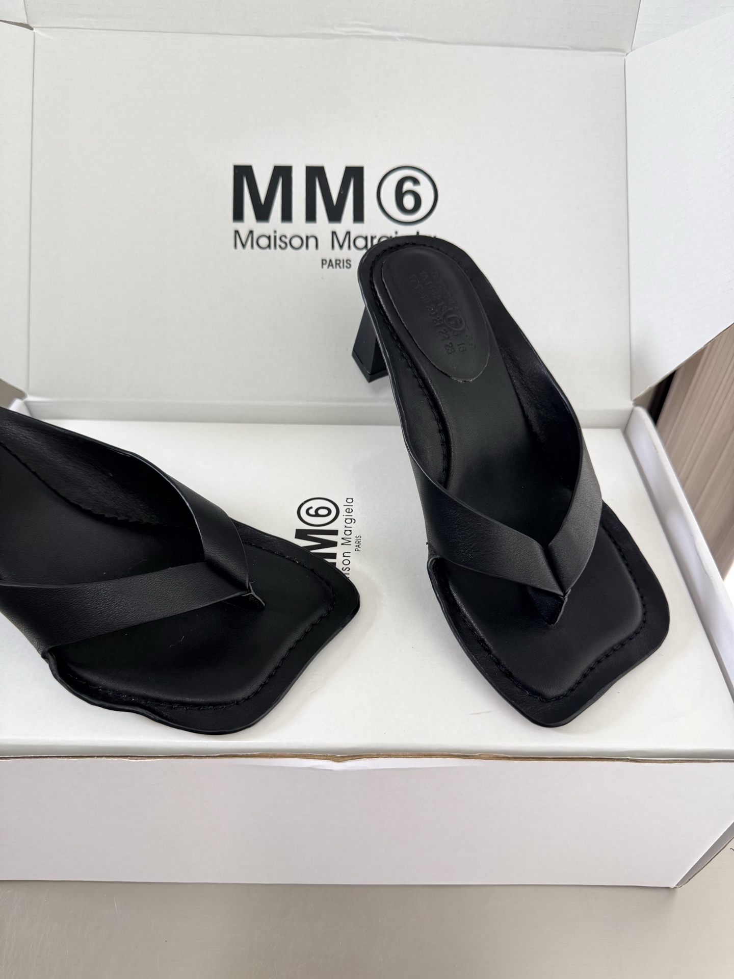 NO:882831,MM6 Margiela Apple toe Heel height 5.5 cm Same as the original version Rubber molded outsole Black cowhide Unique feet Angora water-dyed cowhide MaisonMargiela Margiela MM6 is coming!  It smells so good. It has a beautiful and colorful girly feel!   A fashion item not to be missed. Simple and stylish beauty. A must-have item. Fashionable age-reducing artifact. Casual and honest feeling. Simple and advanced design. Incorporates the unique logo of MM6. Suitable for daily leisure and vacation. Versatile. Really comfortable. Original consistent and comfortable molded outsole. Split design. Original consistent material. Standard original order. Please look for our high-end goods. 35 36 37 38 39 40 41 (40)  41 customized), split-toe shoes, masion margiela, masion margiela, cowhide19860909MM6 马吉拉 苹果头 跟高 5.5 cm 原版一致 橡胶成型大底 黑色牛皮 别具匠心 垫脚 安哥拉水染牛皮 MaisonMargiela 马吉拉 MM6  火爆来袭！太香了  靓丽多彩少女感扑面而来！  不容错过的时尚单品 简单又有格调的美 跑量扛把子  必入单品 时尚减龄神器 随性率真的感脚 简单高级的设计 融入MM6独有的标志 同时满足日常 休闲渡假 百搭 真心巴适 原版一致舒适成型大底 分体设计  原版一致材料 对标原单 请认准咱家高货 35 36 37 38 39 40 41（40 41 定制）,分趾鞋,masion margiela,masion margiela,cowhide,Women's Shoes