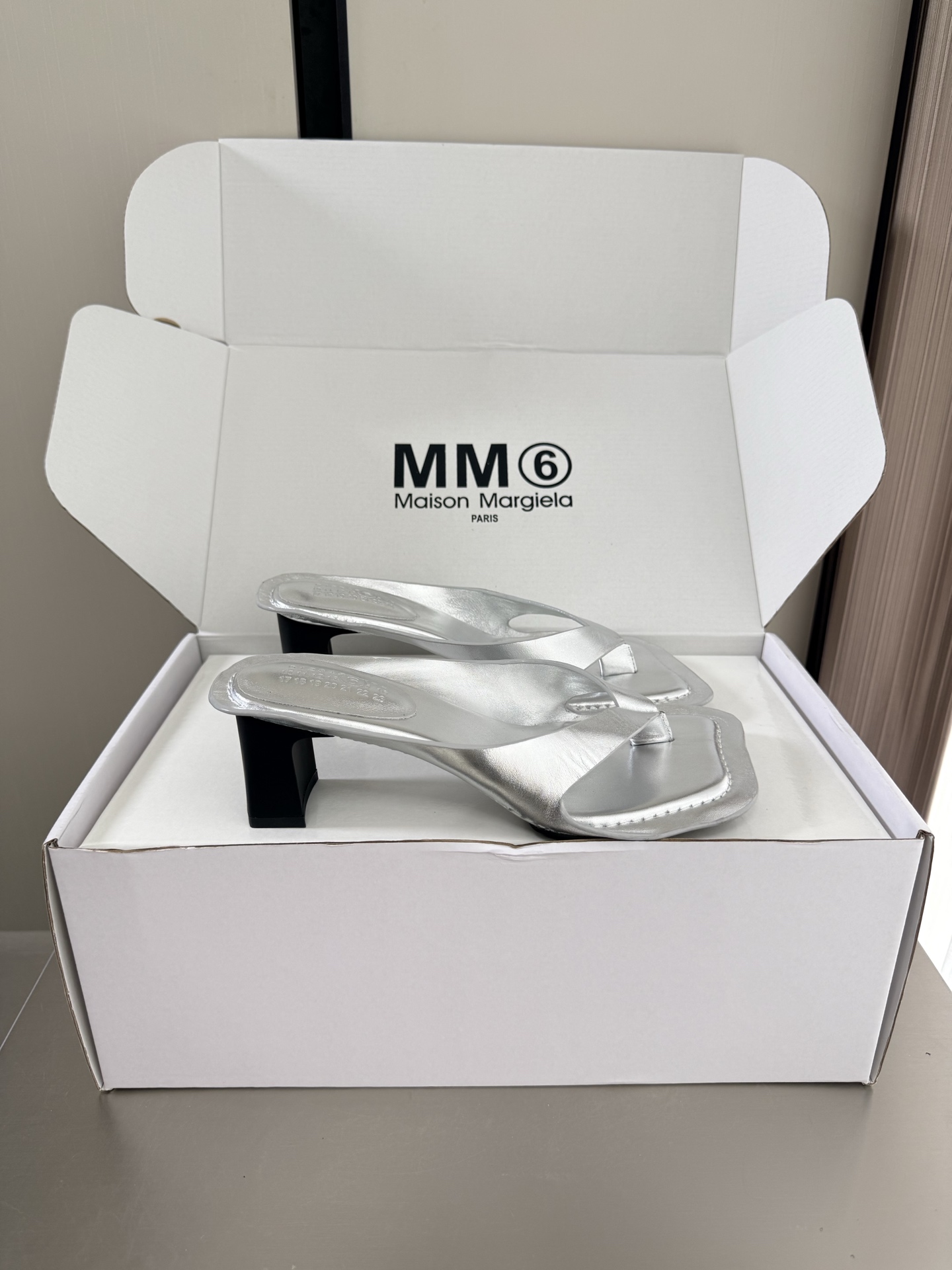 NO:882834,MM6 Margiela Apple head Heel height 5.5 cm Same as the original version Rubber molded outsole Silver metallic cowhide Unique feet Angora water-dyed cowhide MaisonMargiela Margiela MM6 is coming!  It smells so good. It has a beautiful and colorful girly feel!   A fashion item not to be missed. Simple and stylish beauty. A must-have item. Fashionable age-reducing artifact. Casual and honest feeling. Simple and advanced design. Incorporates the unique logo of MM6. Suitable for daily leisure and vacation. Versatile. Really comfortable. Original consistent and comfortable molded outsole. Split design. Original consistent material. Standard original order. Please look for our high-end goods. 35 36 37 38 39 40 41 (40)  41 customized), split-toe shoes, masion margiela, masion margiela, cowhide19860909MM6 马吉拉 苹果头 跟高 5.5 cm 原版一致 橡胶成型大底 银色金属牛皮 别具匠心 垫脚 安哥拉水染牛皮 MaisonMargiela 马吉拉 MM6  火爆来袭！太香了  靓丽多彩少女感扑面而来！  不容错过的时尚单品 简单又有格调的美 跑量扛把子  必入单品 时尚减龄神器 随性率真的感脚 简单高级的设计 融入MM6独有的标志 同时满足日常 休闲渡假 百搭 真心巴适 原版一致舒适成型大底 分体设计  原版一致材料 对标原单 请认准咱家高货 35 36 37 38 39 40 41（40 41 定制）,分趾鞋,masion margiela,masion margiela,cowhide,Women's Shoes