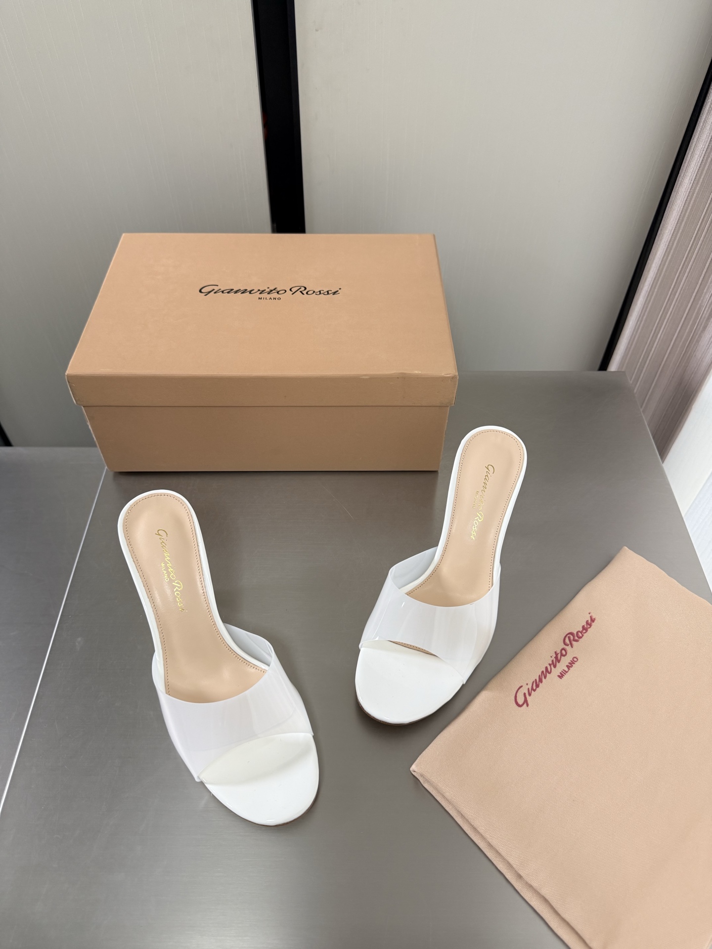 NO:889745,Gianvito Rossi Gianvito Rossi Mary Jane high-heeled pointed-toe slippers Heel height 7cm White Transparent film Super versatile item Lining Made of lambskin outsole Italian genuine leather outsole Brand logo code number 34 35 36 37 38 39 40 41 (34 40 41 customized), high-heeled shoes and slippers, mary jane, high  heels,slippers,sheepskin,Leather soles19860909GianvitoRossi吉安维托罗西 玛丽珍 高跟 尖头拖鞋 跟高 7cm  白色 透明胶片 超级百搭的一款单品 内里 选用小羊皮 大底 意大利真皮大底  品牌logo 码数 34 35 36 37 38 39 40 41（34 40 41 定做）,高跟鞋拖鞋,mary jane,high heels,slippers,sheepskin,Leather soles,Women's Shoes