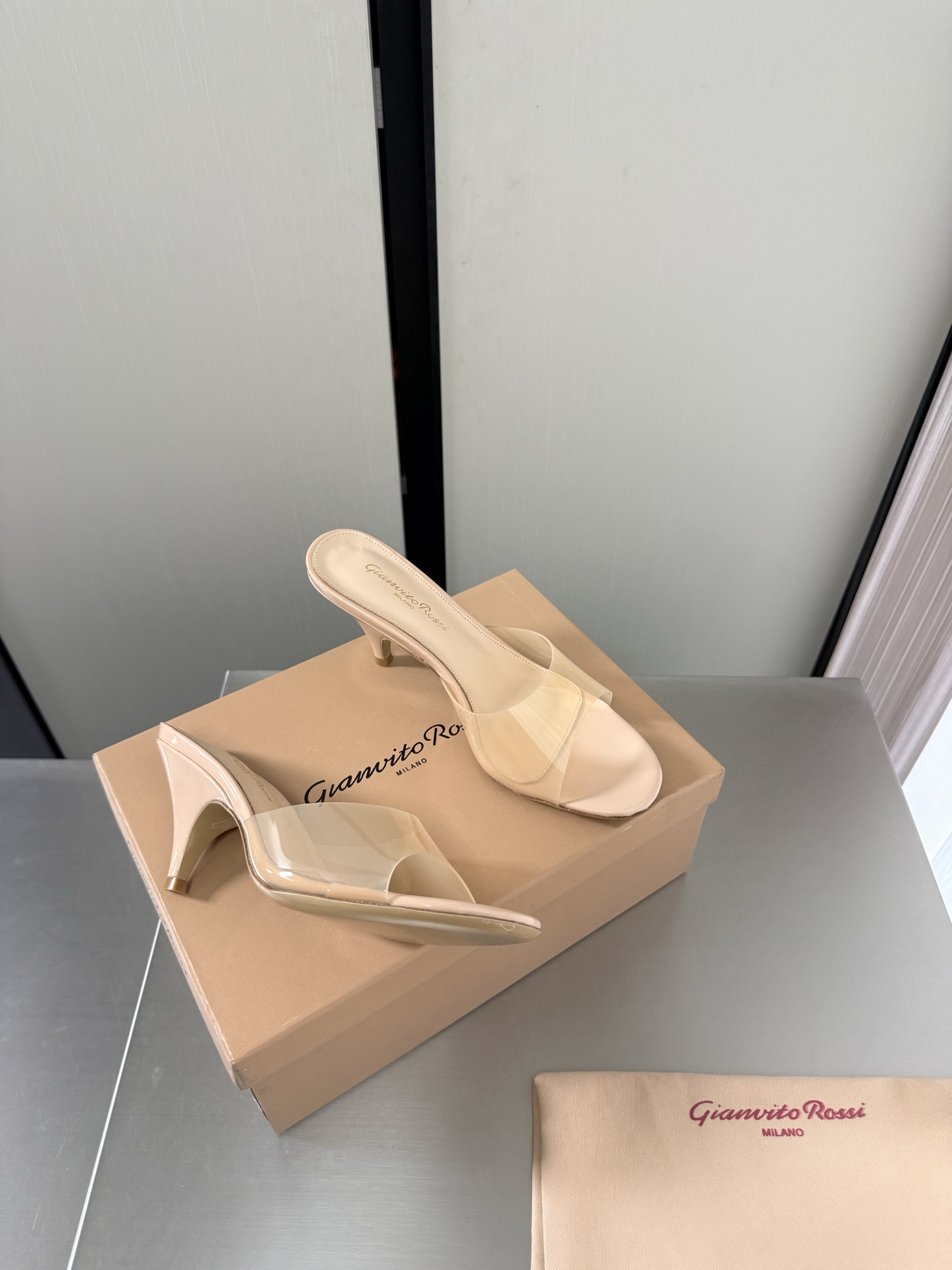 NO:889751,Gianvito Rossi Gianvito Rossi Mary Jane high heels pointed toe slippers Heel height 7cm apricot transparent film Super versatile item Lining Made of lambskin outsole Italian genuine leather outsole Brand logo code number 34 35 36 37 38 39 40 41 (34 40 41 customized), high heels and slippers, mary jane, high  heels,slippers,sheepskin,leather soles19860909GianvitoRossi吉安维托罗西 玛丽珍 高跟 尖头拖鞋 跟高 7cm  杏色 透明胶片 超级百搭的一款单品 内里 选用小羊皮 大底 意大利真皮大底  品牌logo 码数 34 35 36 37 38 39 40 41（34 40 41 定做）,高跟鞋拖鞋,mary jane,high heels,slippers,sheepskin,Leather soles,Women's Shoes