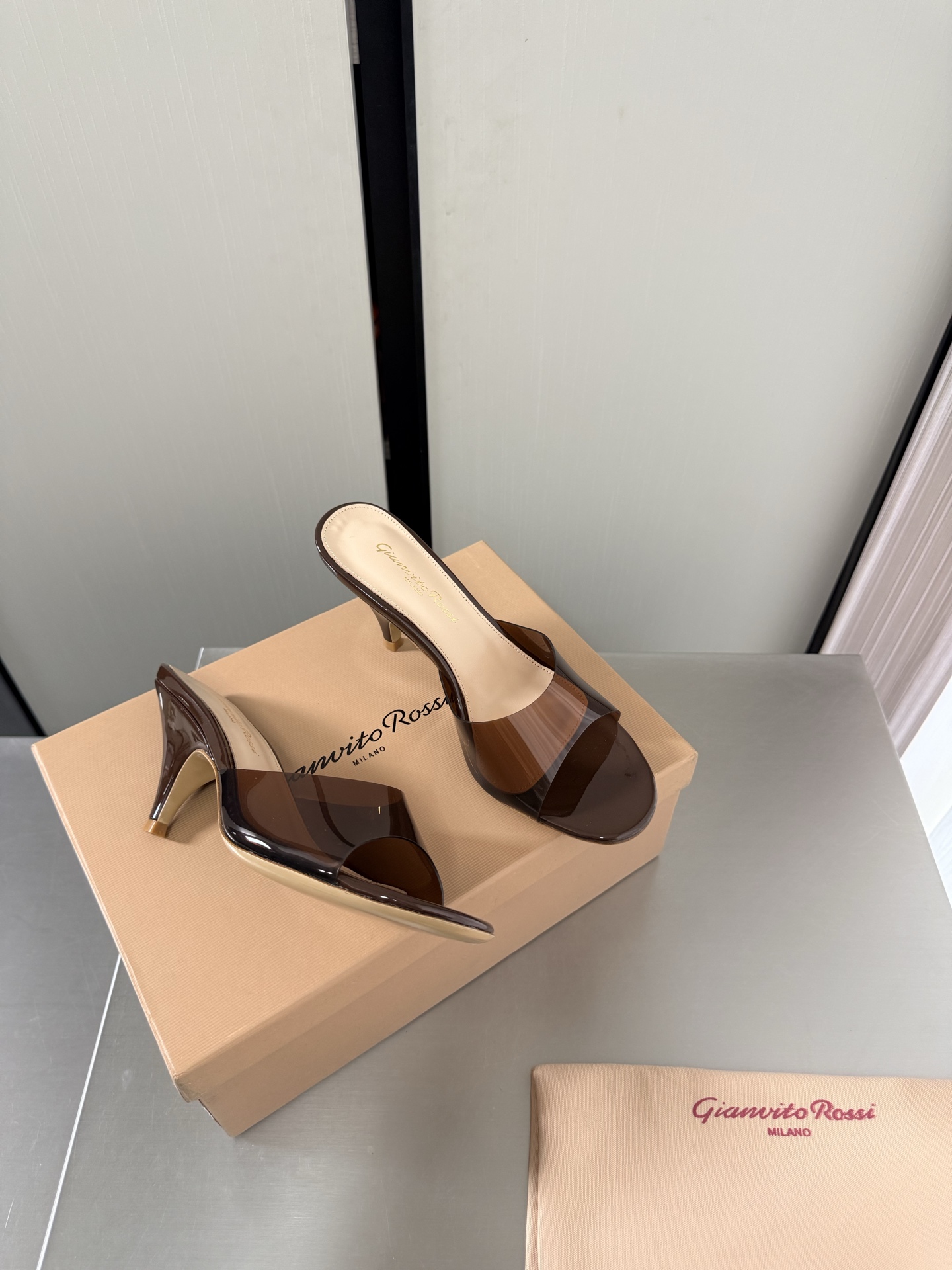 NO:889757,Gianvito Rossi Gianvito Rossi Mary Jane high heels pointed toe slippers Heel height 7cm Brown Transparency film Super versatile item Lining Made of lambskin outsole Italian genuine leather outsole Brand logo code number 34 35 36 37 38 39 40 41 (34 40 41 customized), high heels and slippers, mary jane, high  heels,slippers,sheepskin,leather soles19860909GianvitoRossi吉安维托罗西 玛丽珍 高跟 尖头拖鞋 跟高 7cm  茶色 透明胶片 超级百搭的一款单品 内里 选用小羊皮 大底 意大利真皮大底  品牌logo 码数 34 35 36 37 38 39 40 41（34 40 41 定做）,高跟鞋拖鞋,mary jane,high heels,slippers,sheepskin,Leather soles,Women's Shoes