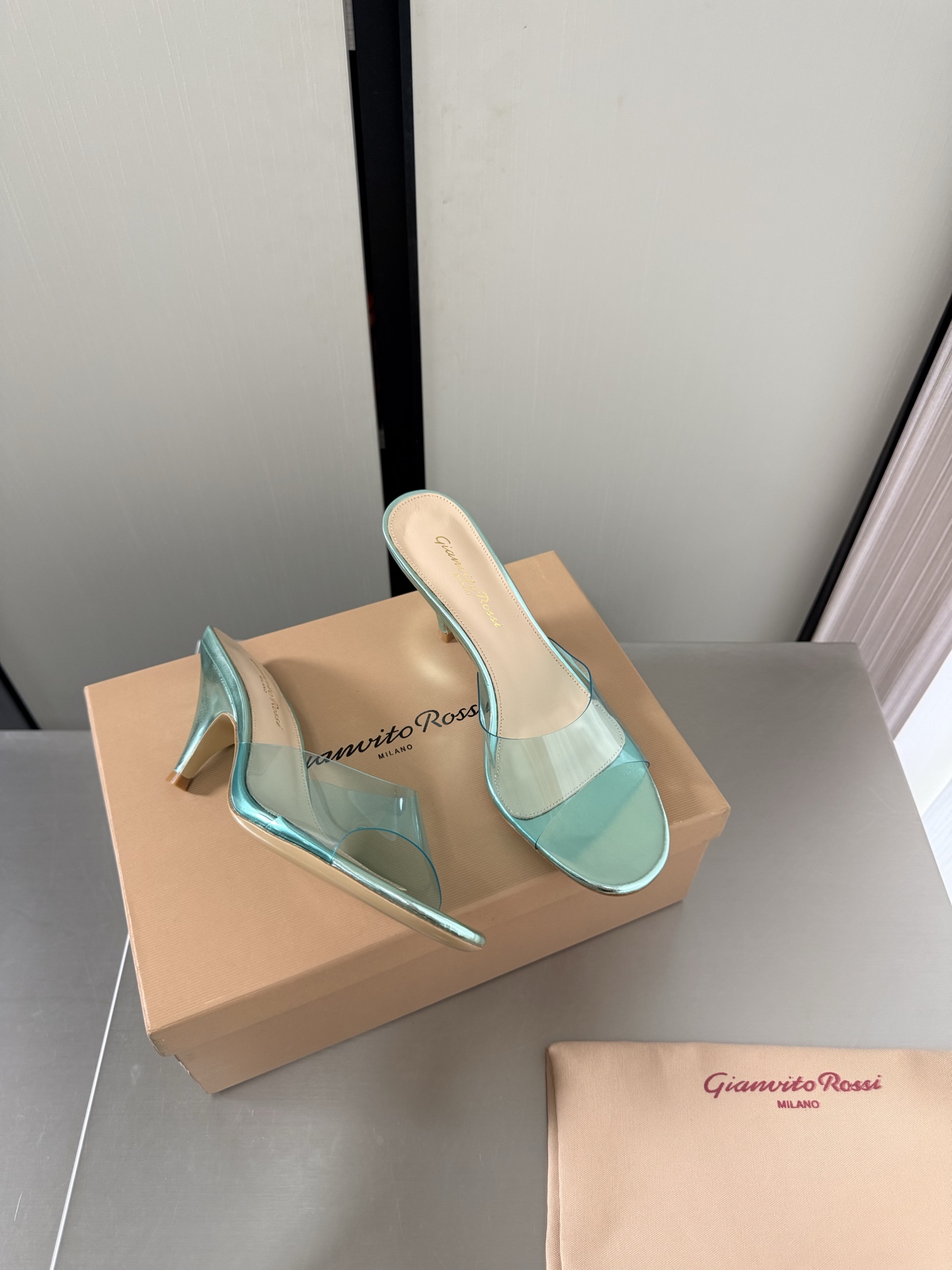 NO:889768,Gianvito Rossi Gianvito Rossi Mary Jane high heels pointed toe slippers Heel height 7cm Blue Transparent film Super versatile item Lining Made of lambskin outsole Italian genuine leather outsole Brand logo code number 34 35 36 37 38 39 40 41 (34 40 41 customized), high heels and slippers, mary jane, high  heels,slippers,sheepskin,leather soles19860909GianvitoRossi吉安维托罗西 玛丽珍 高跟 尖头拖鞋 跟高 7cm  蓝色 透明胶片 超级百搭的一款单品 内里 选用小羊皮 大底 意大利真皮大底  品牌logo 码数 34 35 36 37 38 39 40 41（34 40 41 定做）,高跟鞋拖鞋,mary jane,high heels,slippers,sheepskin,Leather soles,Women's Shoes
