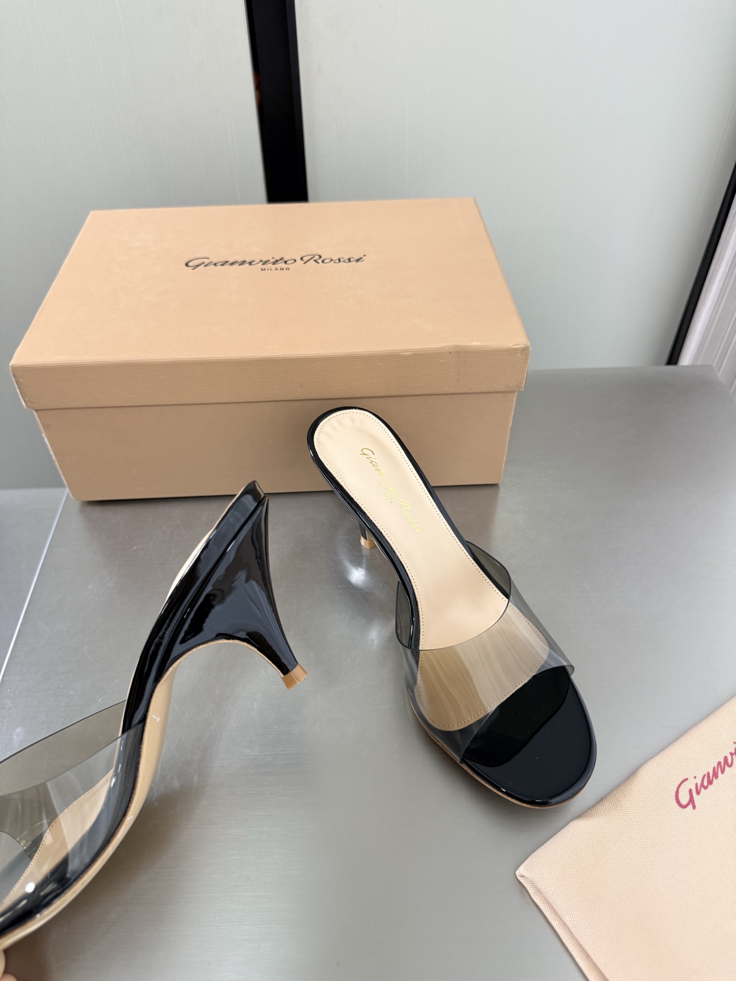 NO:889762,Gianvito Rossi Mary Jane high-heeled pointed-toe slippers Heel height 7cm Black Transparent film Super versatile item Lining Made of lambskin outsole Italian genuine leather outsole Brand logo code number 34 35 36 37 38 39 40 41 (34 40 41 customized), high-heeled shoes and slippers, mary jane, high  heels,slippers,sheepskin,leather soles19860909GianvitoRossi吉安维托罗西 玛丽珍 高跟 尖头拖鞋 跟高 7cm  黑色 透明胶片 超级百搭的一款单品 内里 选用小羊皮 大底 意大利真皮大底  品牌logo 码数 34 35 36 37 38 39 40 41（34 40 41 定做）,高跟鞋拖鞋,mary jane,high heels,slippers,sheepskin,Leather soles,Women's Shoes