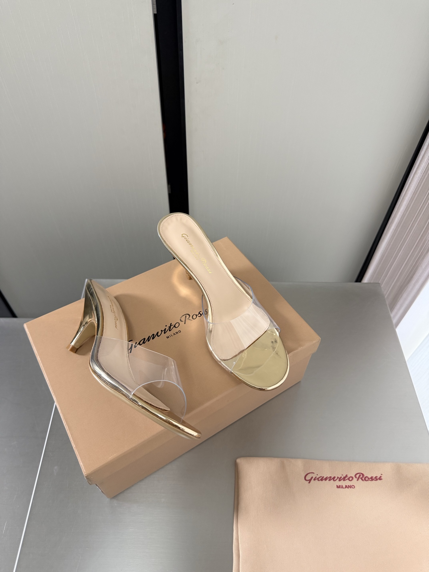 NO:889771,Gianvito Rossi Gianvito Rossi Mary Jane high-heeled pointed-toe slippers Heel height 7cm Golden transparent film Super versatile item Lining Made of lambskin outsole Italian genuine leather outsole Brand logo code number 34 35 36 37 38 39 40 41 (34 40 41 customized), high-heeled shoes and slippers, mary jane, high  heels,slippers,sheepskin,leather soles19860909GianvitoRossi吉安维托罗西 玛丽珍 高跟 尖头拖鞋 跟高 7cm  金色 透明胶片 超级百搭的一款单品 内里 选用小羊皮 大底 意大利真皮大底  品牌logo 码数 34 35 36 37 38 39 40 41（34 40 41 定做）,高跟鞋拖鞋,mary jane,high heels,slippers,sheepskin,Leather soles,Women's Shoes