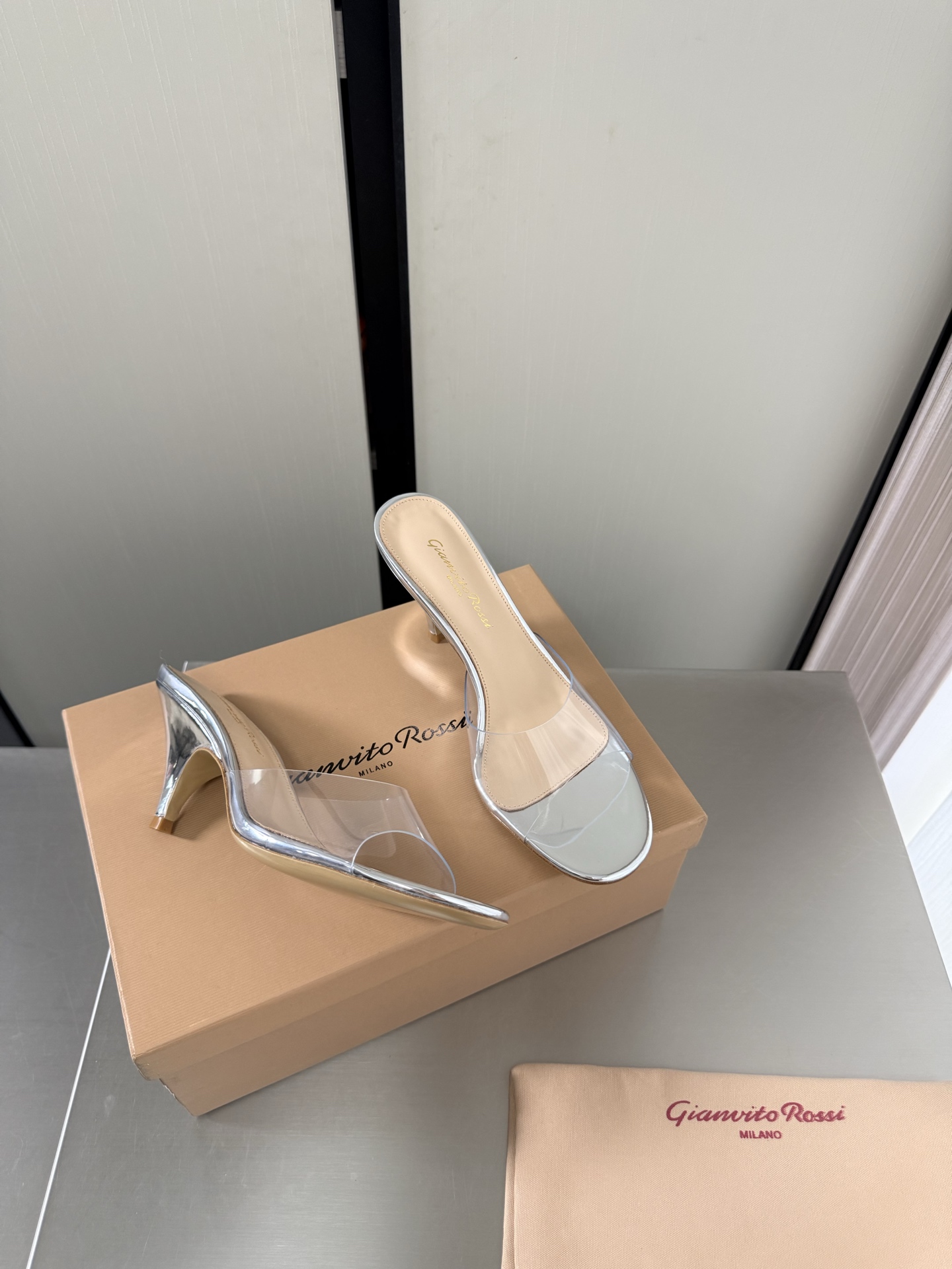 NO:889775,Gianvito Rossi Gianvito Rossi Mary Jane high heels pointed toe slippers Heel height 7cm Silver Transparent film Super versatile item Lining Made of lambskin outsole Italian genuine leather outsole Brand logo code number 34 35 36 37 38 39 40 41 (34 40 41 customized), high heels and slippers, mary jane, high  heels,slippers,sheepskin,Leather soles19860909GianvitoRossi吉安维托罗西 玛丽珍 高跟 尖头拖鞋 跟高 7cm  银色 透明胶片 超级百搭的一款单品 内里 选用小羊皮 大底 意大利真皮大底  品牌logo 码数 34 35 36 37 38 39 40 41（34 40 41 定做）,高跟鞋拖鞋,mary jane,high heels,slippers,sheepskin,Leather soles,Women's Shoes