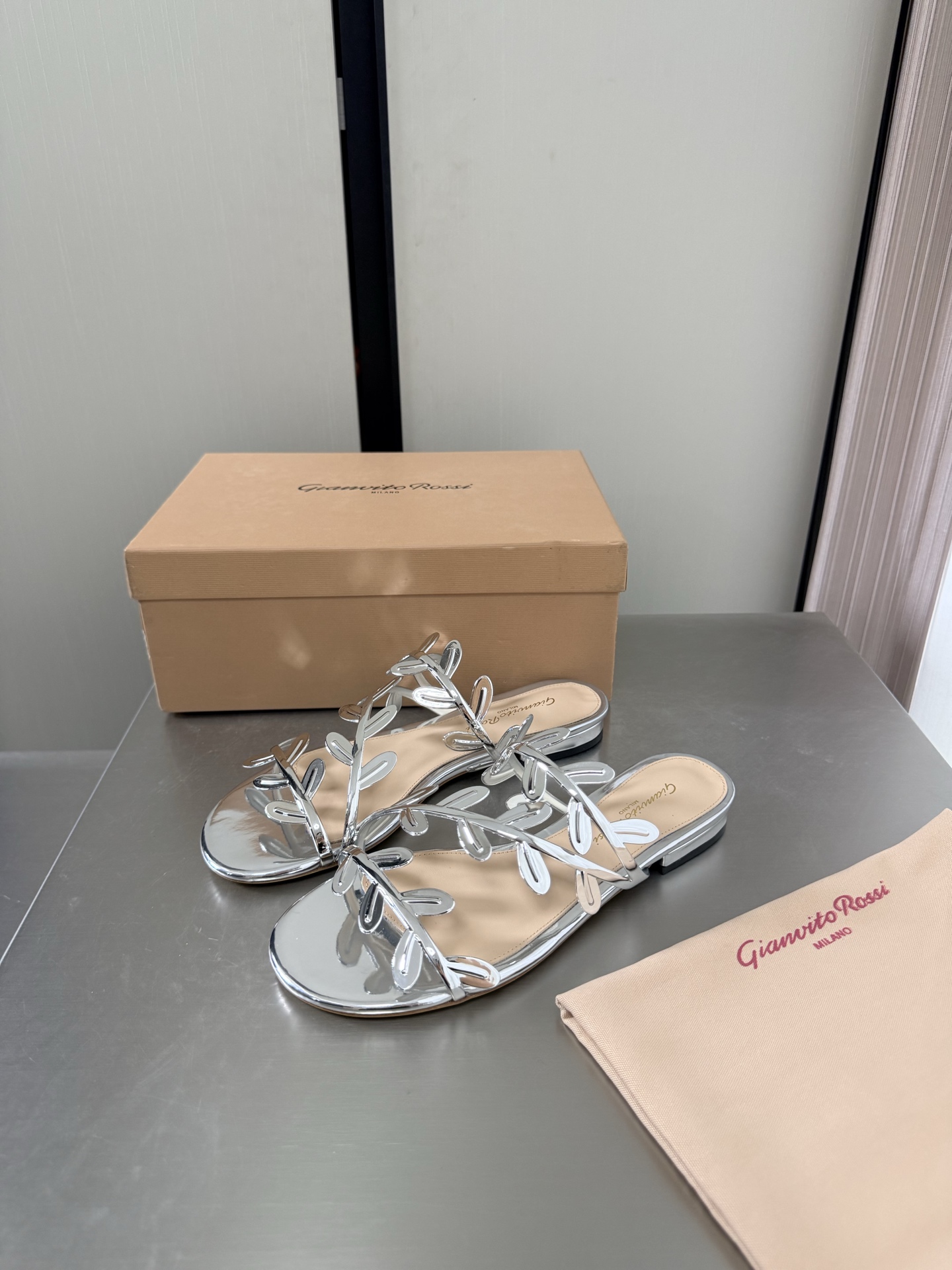 NO:889727,Gianvito Rossi Petal Slippers Flat 2cm Silver Petal Slippers Super versatile item Foot pads Made of lambskin outsole Italian genuine leather outsole Brand logo code number 34 35 36 37 38 39 40 41 (34 40 41 customized), slippers, slippers, sheepskin, Leather soles19860909GianvitoRossi吉安维托罗西 花瓣拖鞋 平底 2cm 银色 花瓣拖鞋 超级百搭的一款单品 垫脚 选用小羊皮 大底 意大利真皮大底  品牌logo 码数 34 35 36 37 38 39 40 41（34 40 41 定做）,拖鞋,slippers,sheepskin,Leather soles,Women's Shoes
