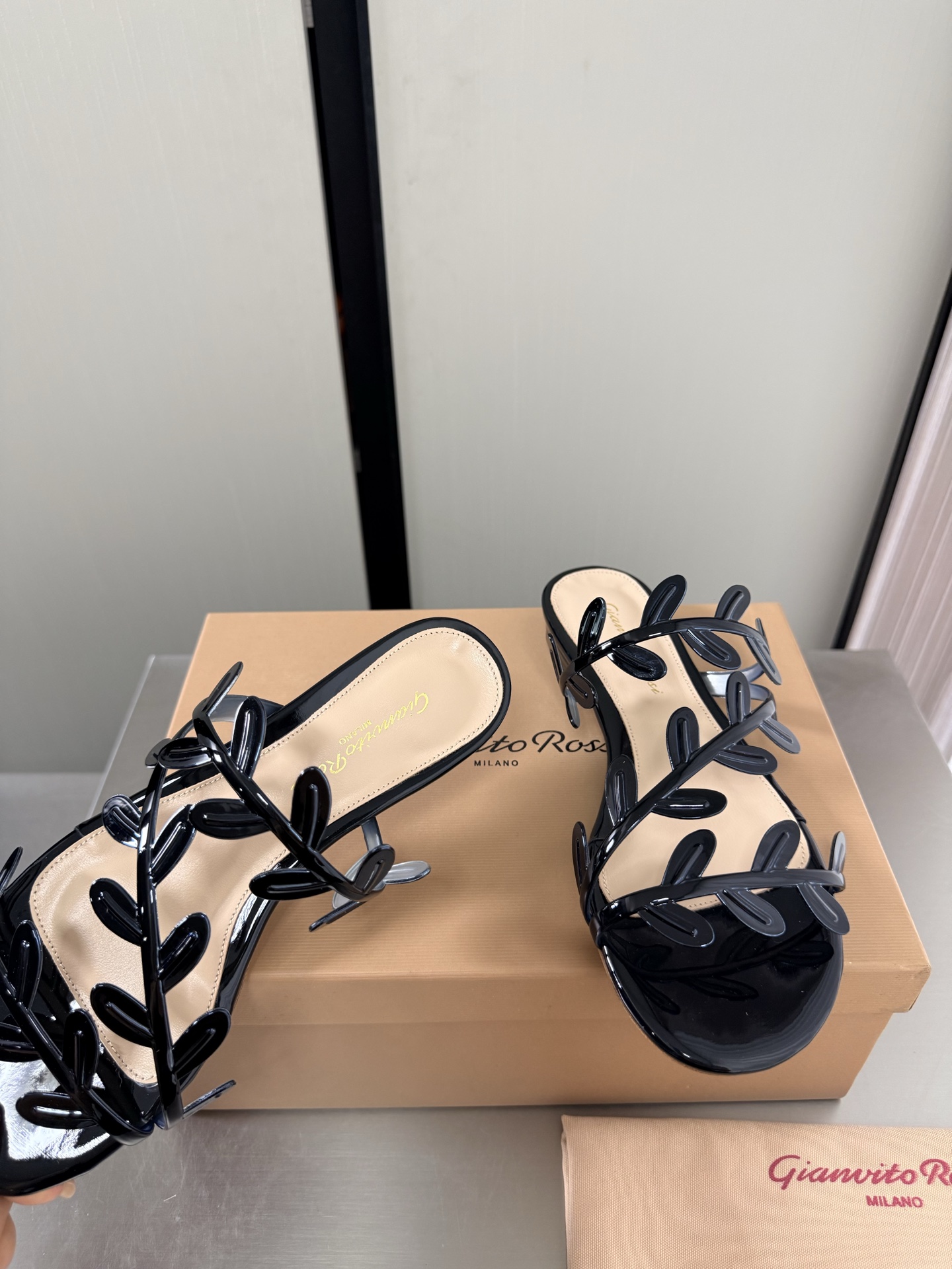 NO:889733,GianvitoRossi Petal Slippers Flat 2cm Black Petal Slippers Super versatile item Foot pads Made of lambskin outsole Italian genuine leather outsole Brand logo code number 34 35 36 37 38 39 40 41 (34 40 41 customized), slippers, slippers, sheepskin, Leather soles19860909GianvitoRossi吉安维托罗西 花瓣拖鞋 平底 2cm 黑色 花瓣拖鞋 超级百搭的一款单品 垫脚 选用小羊皮 大底 意大利真皮大底  品牌logo 码数 34 35 36 37 38 39 40 41（34 40 41 定做）,拖鞋,slippers,sheepskin,Leather soles,Women's Shoes