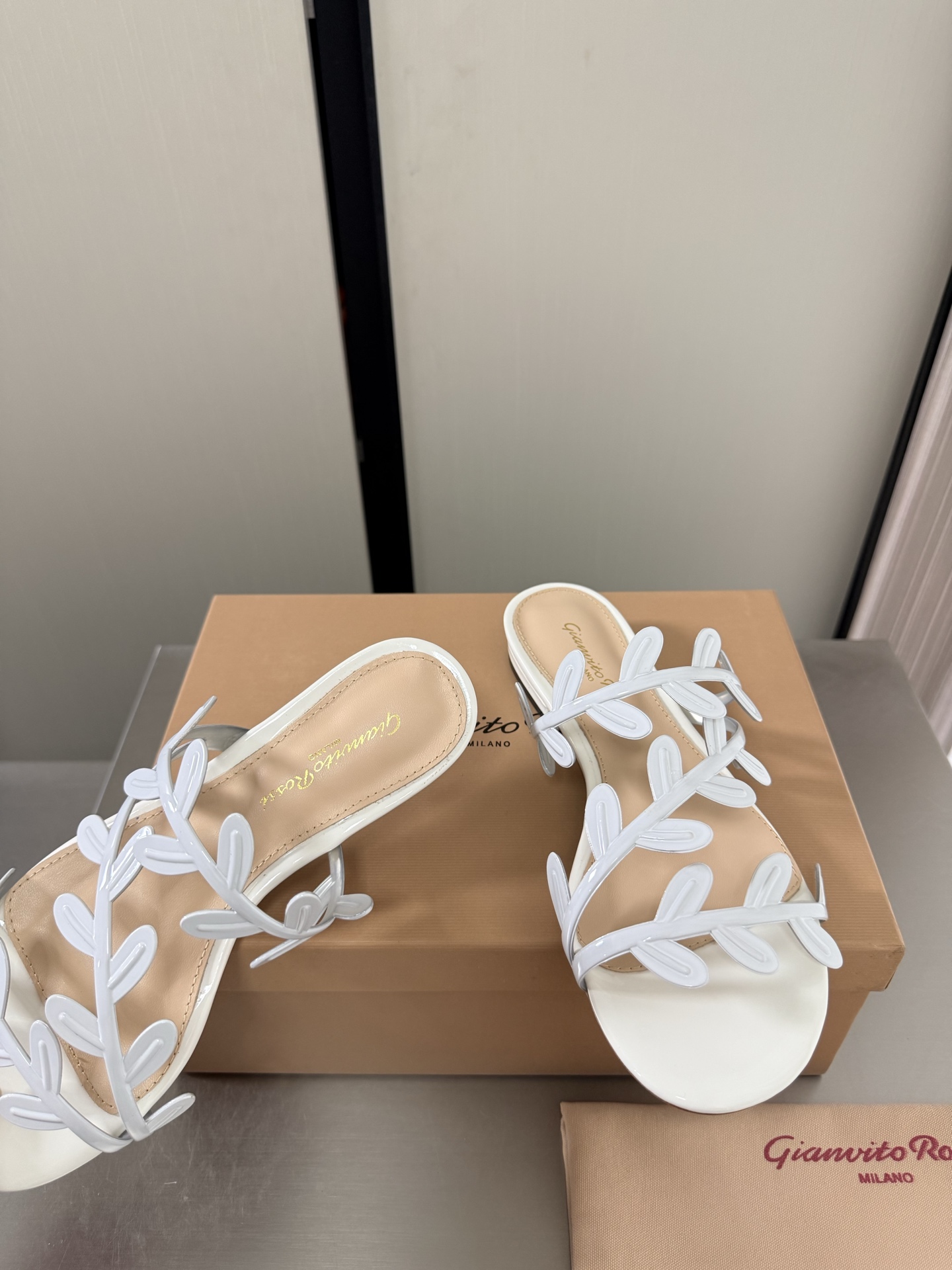 NO:889737,Gianvito Rossi Petal Slippers Flat 2cm White Petal Slippers Super versatile item Foot pads Made of lambskin outsole Italian genuine leather outsole Brand logo code number 34 35 36 37 38 39 40 41 (34 40 41 customized), slippers, slippers, sheepskin, Leather soles19860909GianvitoRossi吉安维托罗西 花瓣拖鞋 平底 2cm 白色 花瓣拖鞋 超级百搭的一款单品 垫脚 选用小羊皮 大底 意大利真皮大底  品牌logo 码数 34 35 36 37 38 39 40 41（34 40 41 定做）,拖鞋,slippers,sheepskin,Leather soles,Women's Shoes