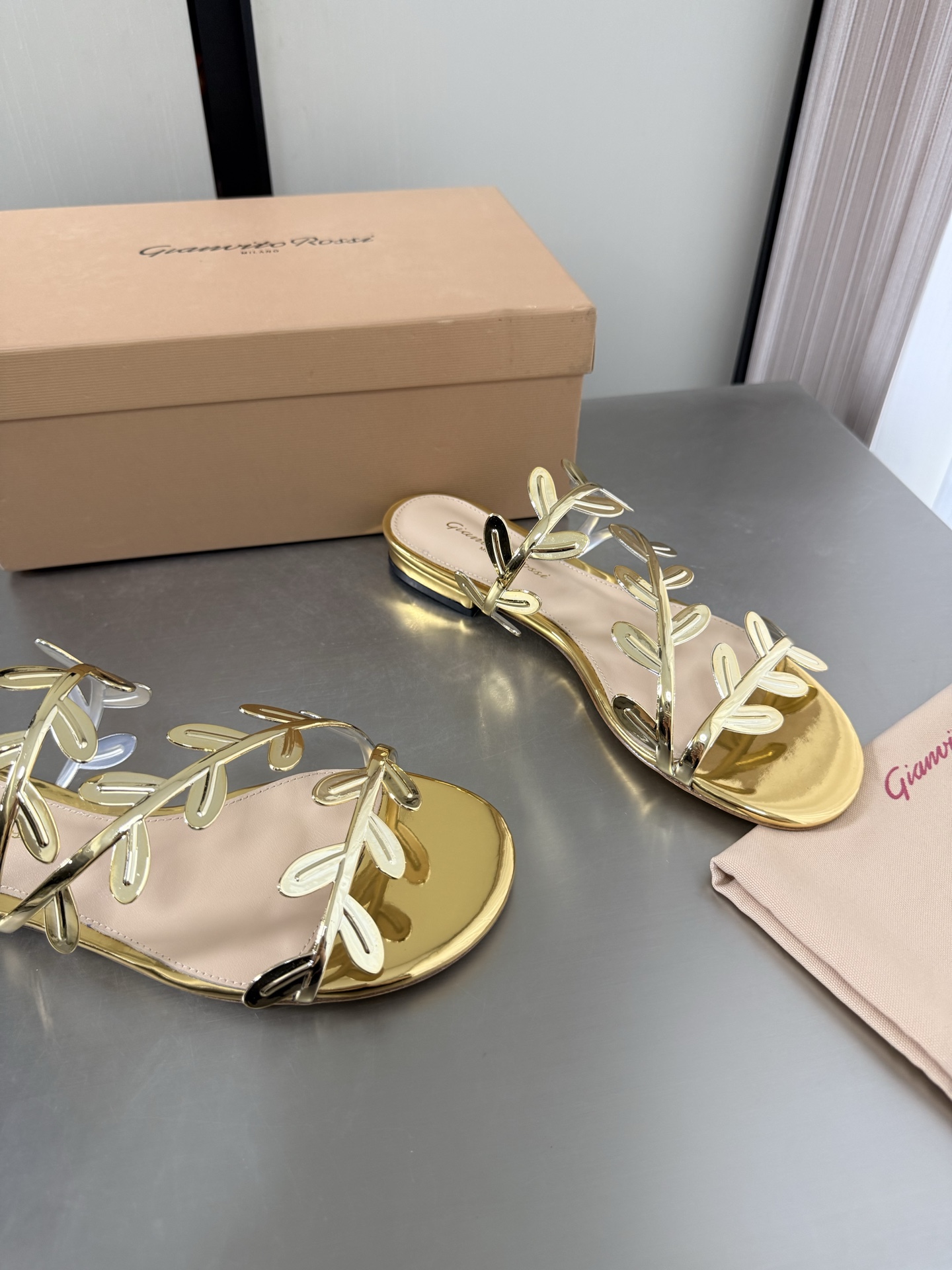 NO:889740,GianvitoRossi petal slippers flat bottom 2cm gold petal slippers super versatile item foot pads using lambskin outsole Italian leather outsole brand logo code number 34 35 36 37 38 39 40 41 (34 40 41 customized), slippers, slippers, sheepskin, Leather soles19860909GianvitoRossi吉安维托罗西 花瓣拖鞋 平底 2cm 金色 花瓣拖鞋 超级百搭的一款单品 垫脚 选用小羊皮 大底 意大利真皮大底  品牌logo 码数 34 35 36 37 38 39 40 41（34 40 41 定做）,拖鞋,slippers,sheepskin,Leather soles,Women's Shoes