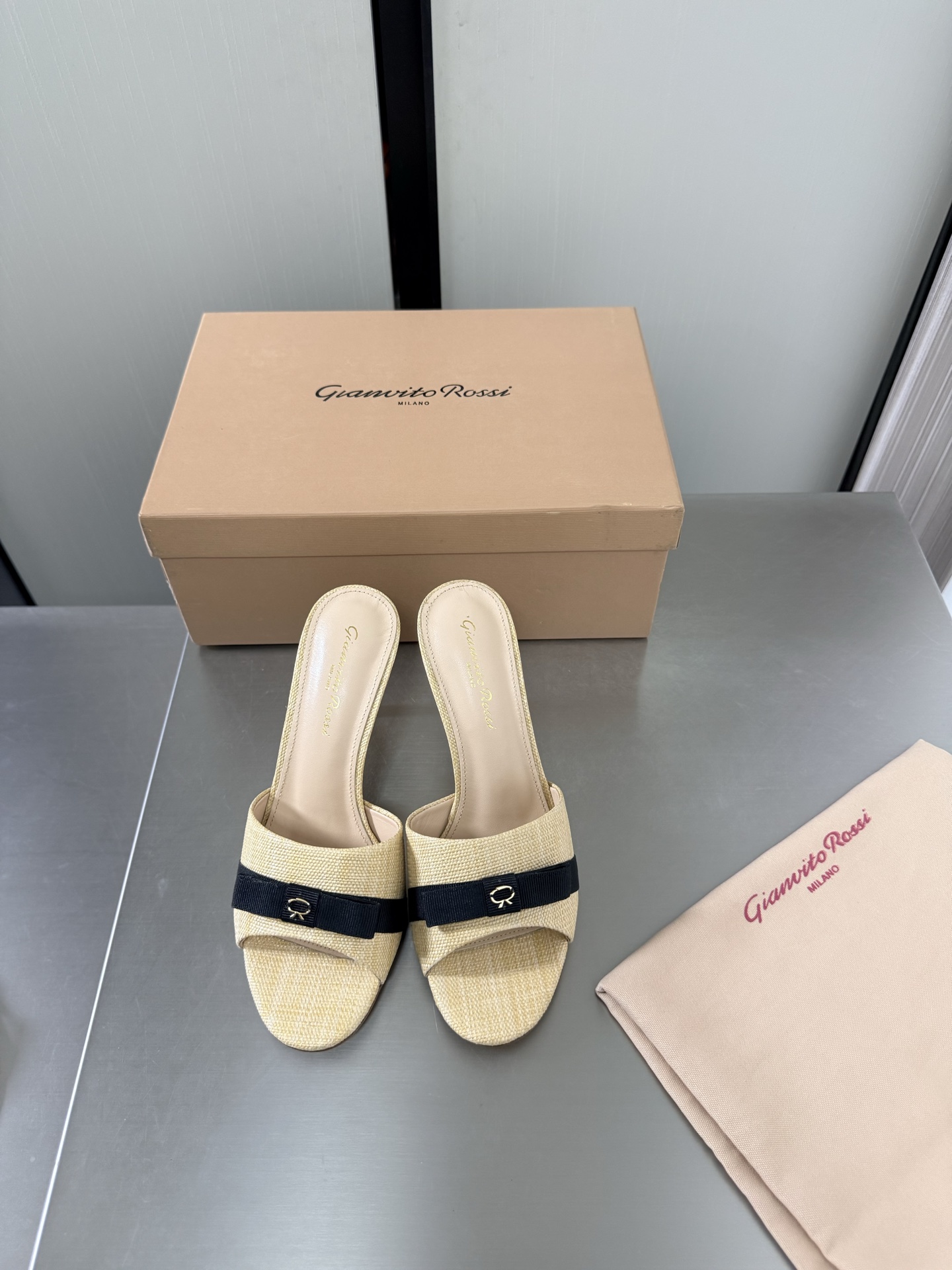 NO:889770,Gianvito Rossi high heels made of apricot linen. Heel height 9cm. A super versatile item. Foot pads. Made of lambskin outsole. Italian leather outsole. Brand logo. Number of yards: 34 35 36 37 38 39 40 41 (34 40 41 customized), slippers, slippers, sheepskin, Leather soles.19860909GianvitoRossi吉安维托罗西 高跟杏色亚麻材质 跟高 9cm 超级百搭的一款单品 垫脚 选用小羊皮 大底 意大利真皮大底  品牌logo 码数 34 35 36 37 38 39 40 41（34 40 41 定做）,拖鞋,slippers,sheepskin,Leather soles,Women's Shoes