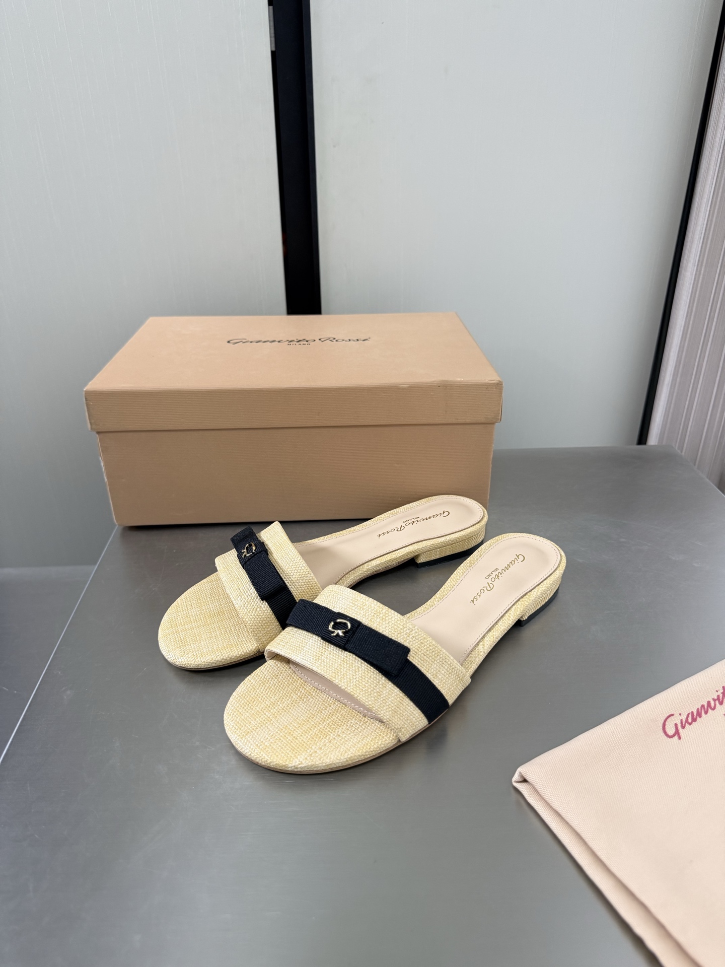 NO:889722,Gianvito Rossi linen material flat bottom 2cm apricot linen material super versatile item foot pads made of lambskin outsole Italian leather outsole brand logo code number 34 35 36 37 38 39 40 41 (34 40 41 customized), slippers, slippers, sheepskin, Leather soles19860909GianvitoRossi吉安维托罗西 亚麻材质 平底 2cm 杏色 亚麻材质 超级百搭的一款单品 垫脚 选用小羊皮 大底 意大利真皮大底  品牌logo 码数 34 35 36 37 38 39 40 41（34 40 41 定做）,拖鞋,slippers,sheepskin,Leather soles,Women's Shoes