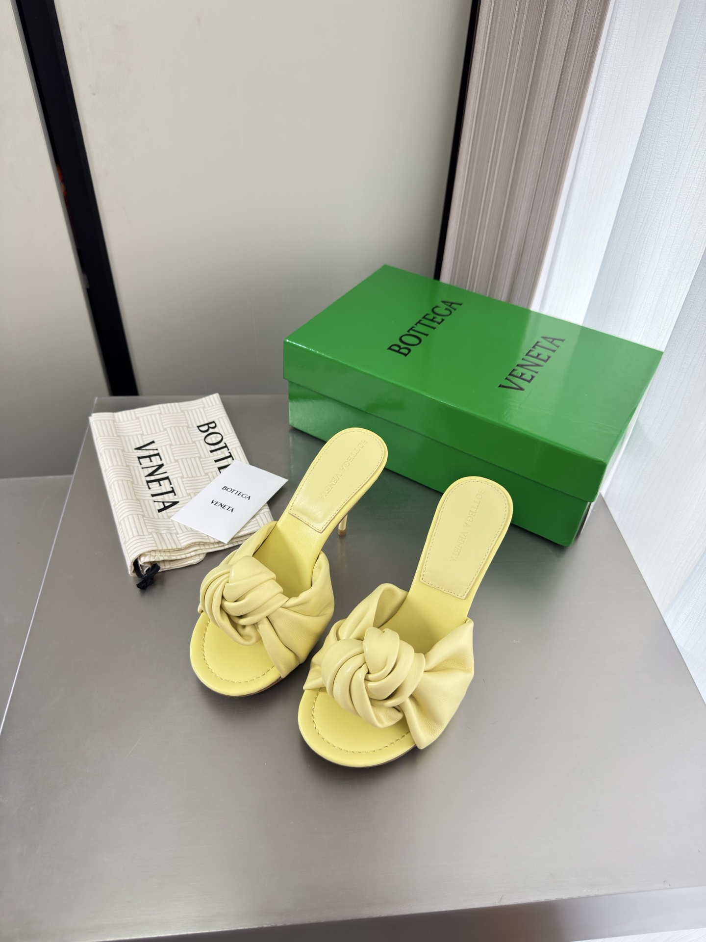 NO:889732,BV Cherry Flat Mule Comfortable and versatile slippers High heels Design Comfortable lambskin Knotted series Heel height 9 cm Midsole stitching process Comfortable Q-elastic Lemon yellow Piano paint mid-heel This classic model is simply bv’s latest ceiling Colorful and versatile High-end comfort The fabric is made of comfortable lambskin Lining Foot pads The sheepskin lining is comfortable and high-end Verification 11 Comfort benchmark The outsole is made of Italian leather outsole & injection molded rubber outsole  Comparing with the standard, choose the original packaging. The shoe bag uses the glue printing logo process. The most high-end in the market. Hot melt glue is used to shape the toe and heel. It is easy to rebound and does not deform. The upper stitching is made by an Italian computer sewing machine. The workmanship is fine. The original packaging is chosen. Treat customers sincerely. 35 36 37 38 39 40 41 42 (40 41 42 customized), high-heeled shoes and slippers, Bottega Veneta, high  heels,slippers,sheepskin,leather soles19860909BV Cherry Flat Mule 舒适百搭 拖鞋 高跟 设计 舒适小羊皮 打结 系列 跟高 9 cm 中底车线工艺 舒适Q弹 柠檬黄  面色钢琴烤漆中跟 这款经典款 简直bv最新天花板啦 彩色百搭   高档舒适 面料选用舒适小羊皮  内里 垫脚 羊皮内里舒适高端 对版11 舒适标杆 大底选用意大利真皮大底&注塑橡胶大底  对标对版 选用原版包装 鞋子布袋采用印胶logo工艺 市场最高端 采用热熔胶定型鞋头 后跟 易回弹不变形  鞋面车线选用意大利电脑针车 做工精细 选用原版包装 真心对待客人 35 36 37 38 39 40 41 42 （40 41 42 定制）,高跟鞋拖鞋,bottega veneta,high heels,slippers,sheepskin,Leather soles,Women's Shoes