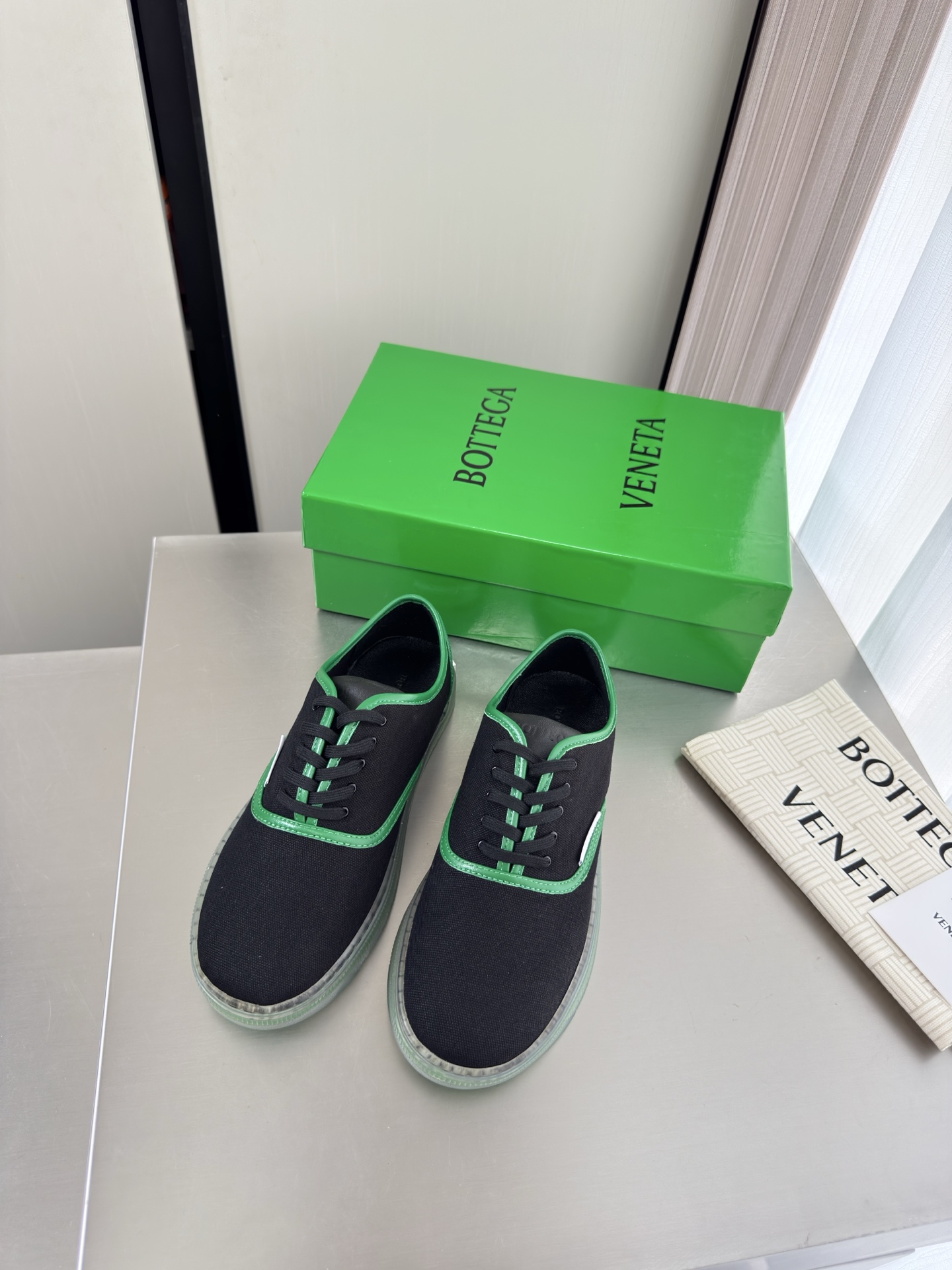NO:889717,BV Serena Sneaker men's and women's couple sports shoes, washed material, with lambskin edging, comfortable lambskin lining, foot pads, personalized transparent outsole, rear brand logo (customizable customer logo), outsole, stitching process, solid, comfortable, black, with green lambskin edging, tongue, 10 pairs of men's version, 6# small eyelets, exquisite shoelaces, this classic style is simply the latest ceiling of bv, colorful and versatile, high-end and comfortable  The fabric is made of comfortable lambskin. The edging is made of washed material. The lining and the foot pads are comfortable and high-end. Comfortable benchmarking. The outsole is made of matching transparent TPU. The outsole is made of matching transparent TPU. The outsole is made of matching transparent TPU. The original packaging is used. The shoe bag is printed with glue logo technology. The most high-end in the market. Hot melt adhesive is used to shape the toe and heel. It is easy to rebound and not deformed. Italian computer sewing machines are used for the upper stitching. The workmanship is fine. Original packaging is used. Treat customers sincerely. Women's model.  35 36 37 38 39 40 41 42 Men's 39 40 41 42 43 44 45 (Female 40 41 42 Men 39 45 customized), casual shoes/sports shoes,bottega veneta,sneakers,sheepskin19860909BV Serena Sneaker 男女 情侣款 运动鞋 洗水材质 搭配小羊皮包边 舒适小羊皮 内里 垫脚  个性透明大底  后品牌logo（可定制客标） 大底 车线工艺 牢固 舒适 黑色 搭配绿色小羊皮包边 鞋舌 男款10 对版 6#小鸡眼 精致鞋带   这款经典款 简直bv最新天花板啦 彩色百搭   高档舒适 面料选用舒适小羊皮 包边 搭配洗水材质  内里 垫脚 羊皮内里舒适高端 对版11 舒适标杆 大底选用对版透明TPU成型大底  对标对版 选用原版包装 鞋子布袋采用印胶logo工艺 市场最高端 采用热熔胶定型鞋头 后跟 易回弹不变形  鞋面车线选用意大利电脑针车 做工精细 选用原版包装 真心对待客人 女款 35 36 37 38 39 40 41 42  男款 39 40 41 42 43 44 45  （女40 41 42 男39 45 定制）,休闲鞋/运动鞋,bottega veneta,sneakers,sheepskin,Women's Shoes