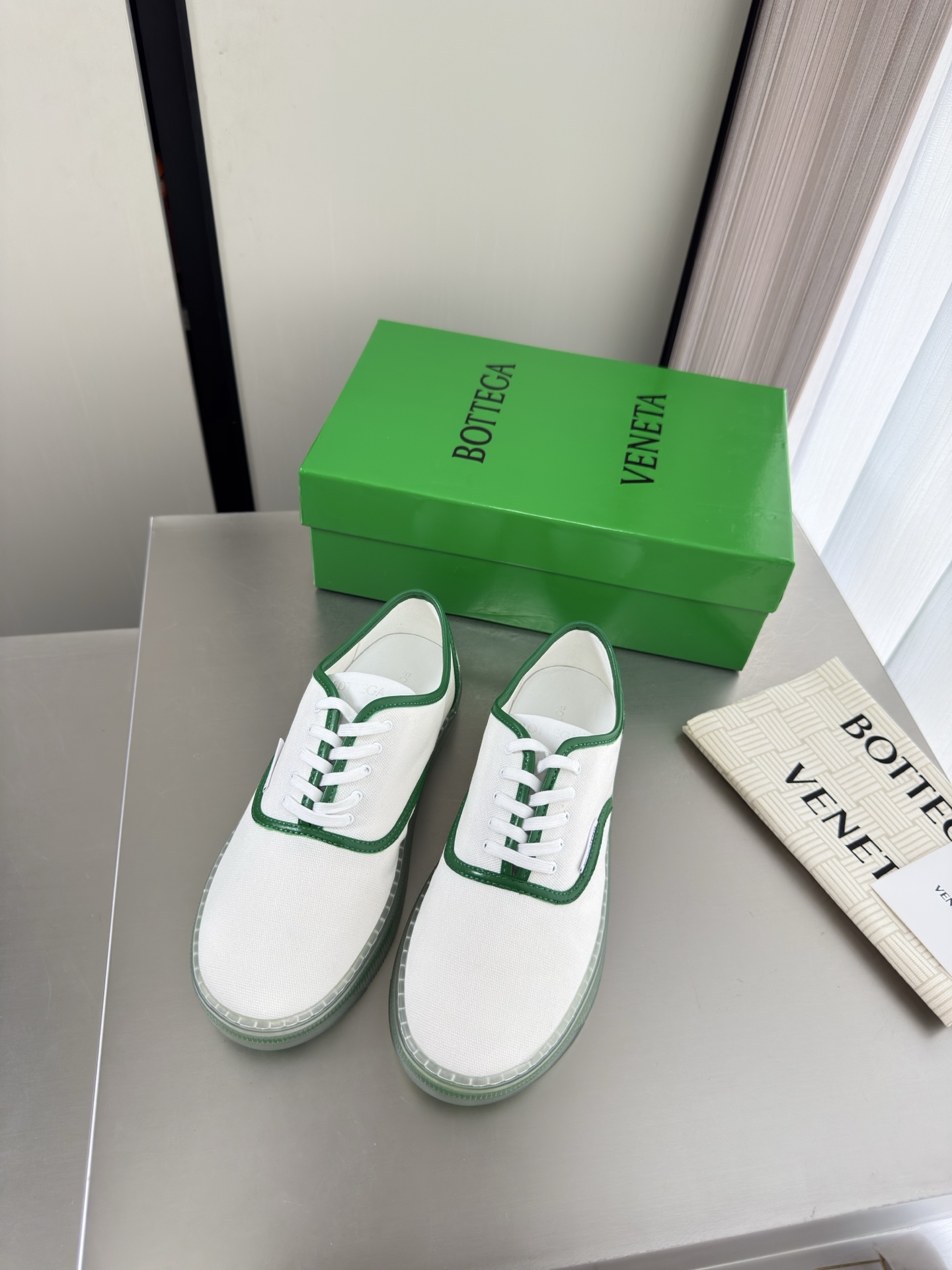 NO:889720,BV Serena Sneaker men's and women's sports shoes, washed material, with lambskin edging, comfortable lambskin lining, foot pads, personalized transparent outsole, rear brand logo (can be customized), outsole, sewing process, solid, comfortable, white, with green lambskin edging, tongue, 10 pairs of men's version, 6# small eyelets, exquisite shoelaces, this classic style is simply bv's latest ceiling, colorful and versatile, high-end and comfortable  The fabric is made of comfortable lambskin. The edging is made of washed material. The lining and the foot pads are comfortable and high-end. Comfortable benchmarking. The outsole is made of matching transparent TPU. The outsole is made of matching transparent TPU. The outsole is made of matching transparent TPU. The original packaging is used. The shoe bag is printed with glue logo technology. The most high-end in the market. Hot melt adhesive is used to shape the toe and heel. It is easy to rebound and not deformed. Italian computer sewing machines are used for the upper stitching. The workmanship is fine. Original packaging is used. Treat customers sincerely. Women's model.  35 36 37 38 39 40 41 42 Men's 39 40 41 42 43 44 45 (Female 40 41 42 Men 39 45 customized), casual shoes/sports shoes,bottega veneta,sneakers,sheepskin19860909BV Serena Sneaker 男女 情侣款 运动鞋 洗水材质 搭配小羊皮包边 舒适小羊皮 内里 垫脚  个性透明大底  后品牌logo（可定制客标） 大底 车线工艺 牢固 舒适 白色 搭配绿色小羊皮包边 鞋舌 男款10 对版 6#小鸡眼 精致鞋带   这款经典款 简直bv最新天花板啦 彩色百搭   高档舒适 面料选用舒适小羊皮 包边 搭配洗水材质  内里 垫脚 羊皮内里舒适高端 对版11 舒适标杆 大底选用对版透明TPU成型大底  对标对版 选用原版包装 鞋子布袋采用印胶logo工艺 市场最高端 采用热熔胶定型鞋头 后跟 易回弹不变形  鞋面车线选用意大利电脑针车 做工精细 选用原版包装 真心对待客人 女款 35 36 37 38 39 40 41 42  男款 39 40 41 42 43 44 45  （女40 41 42 男39 45 定制）,休闲鞋/运动鞋,bottega veneta,sneakers,sheepskin,Women's Shoes