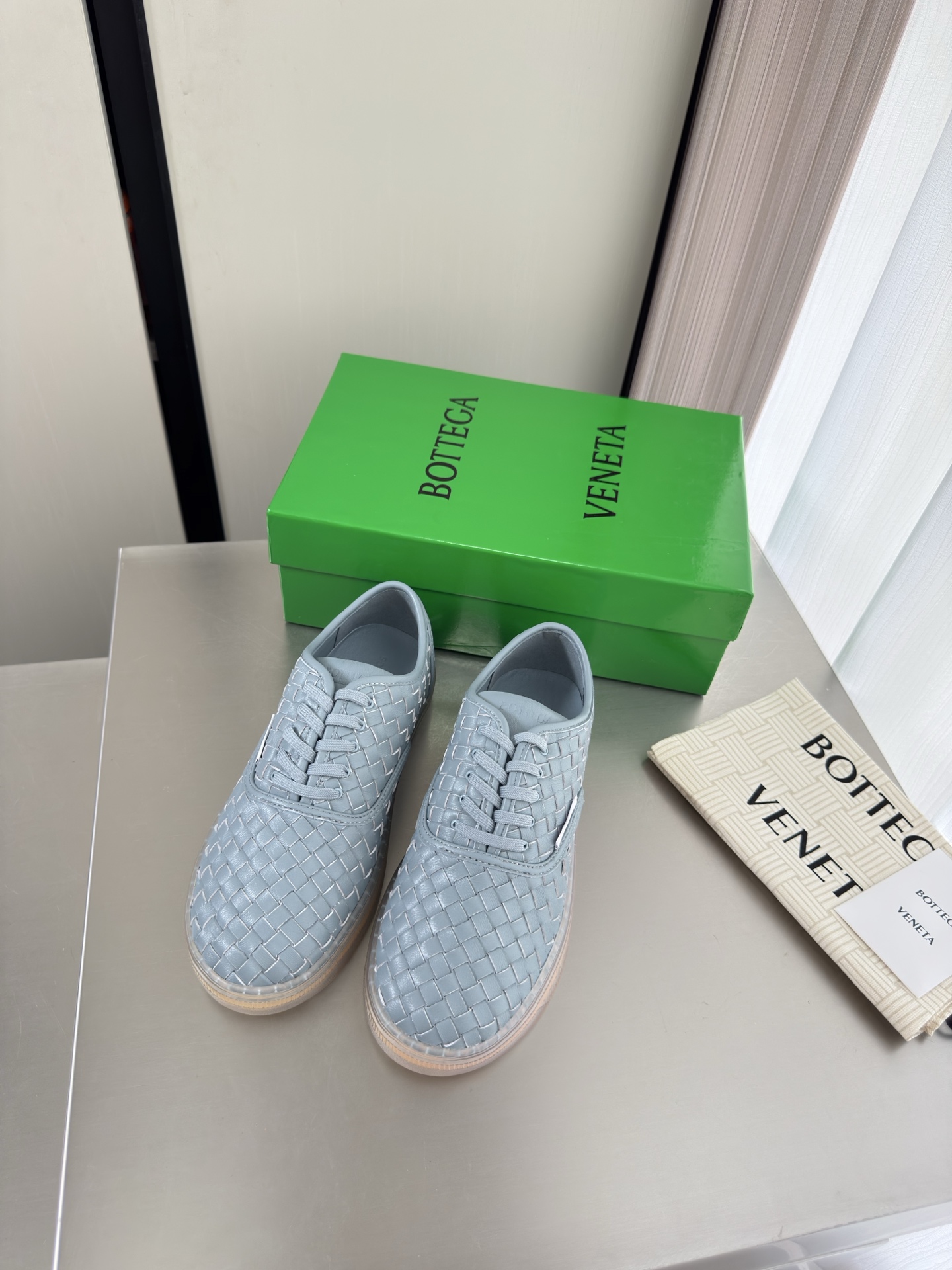 NO:889736,BV Serena Sneaker Men's and Women's Couple's Sports Shoes Pure hand-woven lambskin Upper made of environmentally friendly sheepskin Matching version Inner foot pads Environmentally friendly lambskin Comfortable lambskin Inner foot pads Personalized transparent outsole Rear brand logo (can be customized) Outsole Stitching process Firm and comfortable Mist blue lambskin Full leather version Men's version 10 pairs 6# small eyelets Exquisite shoelaces This classic style  Simply bv’s latest ceiling. Colorful and versatile. High-end and comfortable. Fabrics are made of comfortable lambskin. Lining and foot pads. The sheepskin lining is comfortable and high-end. Matching version 11. Comfortable benchmark. The outsole is made of matching transparent TPU molded outsole. Matching version. Original packaging is used. The shoe bags are printed with glue logo technology. The most high-end in the market. Hot melt glue is used to shape the toe.  Treat guests sincerely Women's 35 36 37 38 39 40 41 42 Men's 39 40 41 42 43 44 45 (Female 40 41 42 Men 39 45 customized), casual shoes/sports shoes, bottega veneta, sneakers, sheepskin19860909BV Serena Sneaker 男女 情侣款 运动鞋 纯手小羊皮编织 鞋面选用 环保羊皮 对标对版 内里垫脚 环保小羊皮 舒适小羊皮 内里 垫脚  个性透明大底  后品牌logo（可定制客标） 大底 车线工艺 牢固 舒适 雾蓝色 小羊皮 全皮对版 男款10 对版 6#小鸡眼 精致鞋带   这款经典款 简直bv最新天花板啦 彩色百搭   高档舒适 面料选用舒适小羊皮  内里 垫脚 羊皮内里舒适高端 对版11 舒适标杆 大底选用对版透明TPU成型大底  对标对版 选用原版包装 鞋子布袋采用印胶logo工艺 市场最高端 采用热熔胶定型鞋头 后跟 易回弹不变形  鞋面车线选用意大利电脑针车 做工精细 选用原版包装 真心对待客人 女款 35 36 37 38 39 40 41 42  男款 39 40 41 42 43 44 45  （女40 41 42 男39 45 定制）,休闲鞋/运动鞋,bottega veneta,sneakers,sheepskin,Women's Shoes