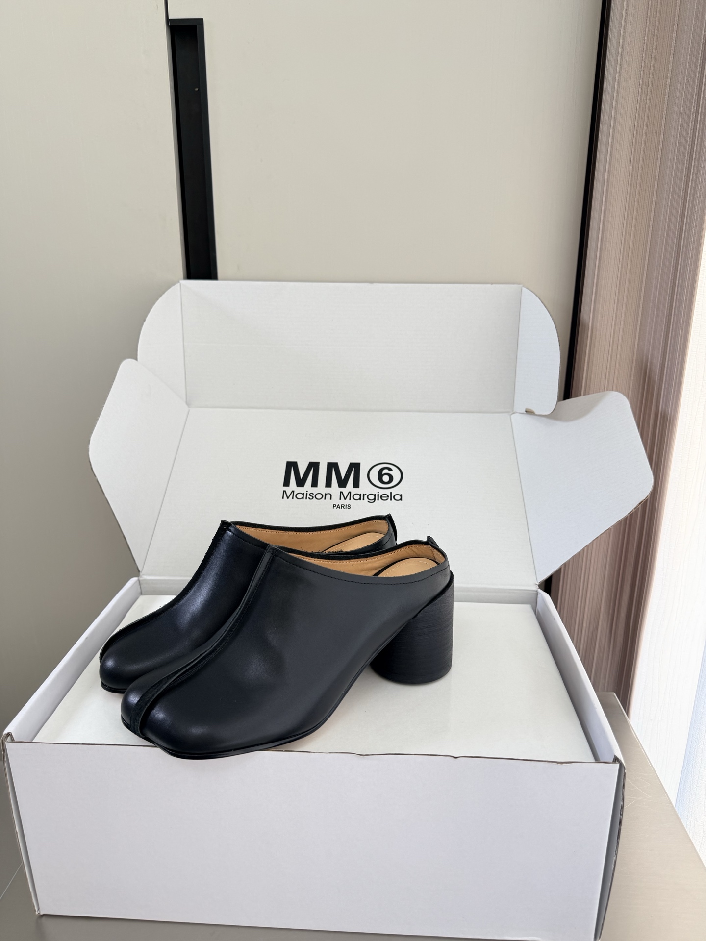 NO:889692,MM6 Margiela Apple-toe deep-mouth slippers Heel height 7 cm Same as the original Italian genuine leather outsole Black calfskin Unique feet Angora water-dyed cowhide MaisonMargiela Margiela MM6 is coming!  It smells so good. It has a beautiful and colorful girly feel!   A fashion item not to be missed. Simple yet stylish beauty. Highly popular. A must-have item. Fashionable age-reducing tool. Casual and honest. Simple and advanced design. Incorporates the unique logo of MM6. Suitable for daily use. Versatile for leisure and vacation. Really comfortable. Consistent with the original version. Split design of Italian genuine leather outsole. Consistent materials with the original version. Standard original order. Please look for our high-quality goods. 35 36 37 38 39 40  41 (40 41 customized), semi-trailer, masion margiela, masion margiela, slippers, cowhide, Leather soles19860909MM6 马吉拉 苹果头 深口拖鞋 跟高 7 cm 原版一致 意大利真皮大底 黑色小牛皮 别具匠心 垫脚 安哥拉水染牛皮 MaisonMargiela 马吉拉 MM6 火爆来袭！太香了  靓丽多彩少女感扑面而来！  不容错过的时尚单品 简单又有格调的美 跑量扛把子  必入单品 时尚减龄神器 随性率真的感脚 简单高级的设计 融入MM6独有的标志 同时满足日常 休闲渡假 百搭 真心巴适 原版一致 意大利真皮大底分体设计  原版一致材料 对标原单 请认准咱家高货 35 36 37 38 39 40 41（40 41 定制）,半拖,masion margiela,masion margiela,slippers,cowhide,Leather soles,Women's Shoes