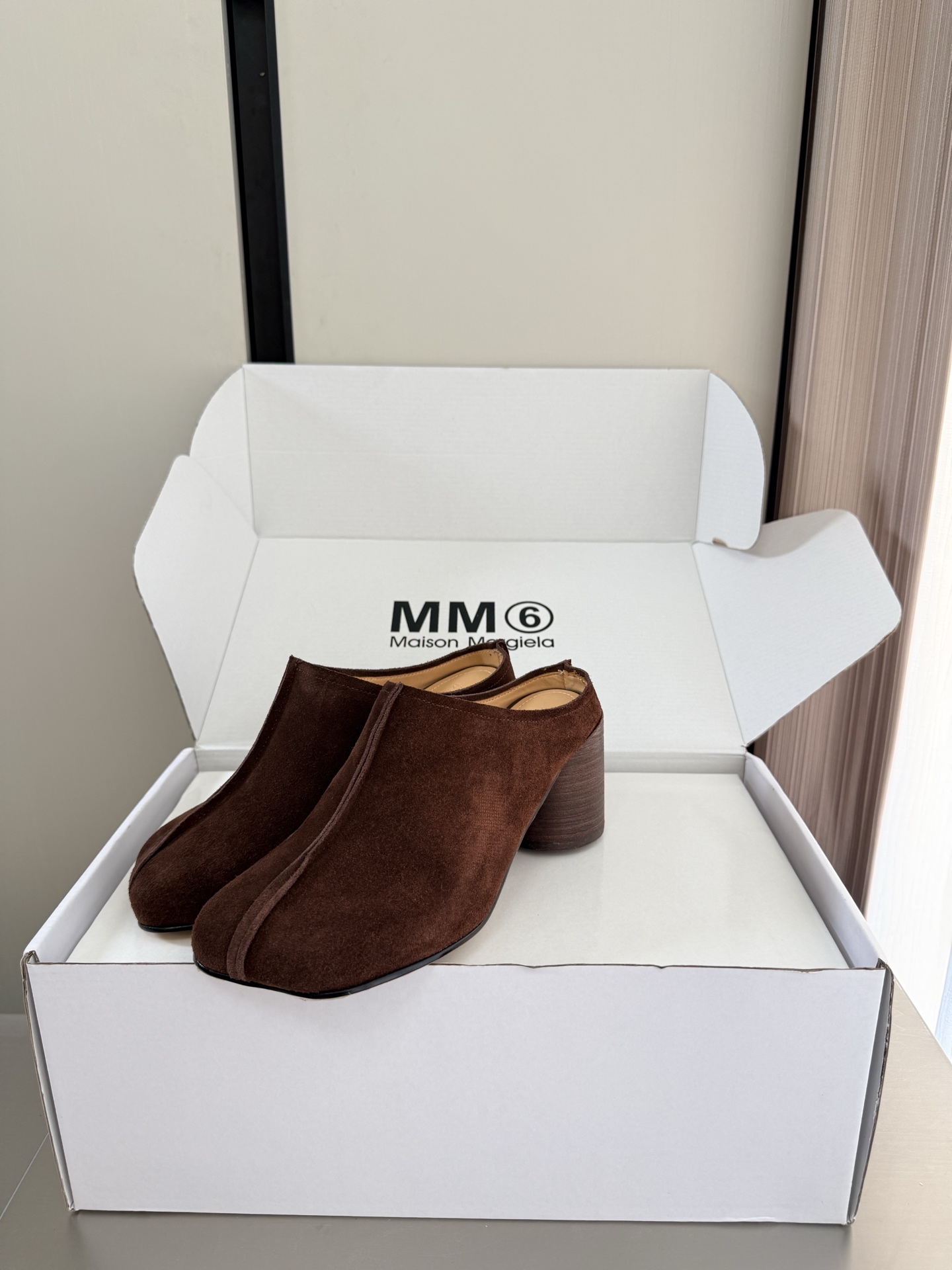NO:889698,MM6 Margiela Apple toe deep-mouth slippers Heel height 7 cm Same as the original Italian leather outsole Brown cow suede Unique foot pads Angora water-dyed cowhide MaisonMargiela Margiela MM6 is coming!  It smells so good. It has a beautiful and colorful girly feel!   A fashion item not to be missed. Simple yet stylish beauty. Highly popular. A must-have item. Fashionable age-reducing tool. Casual and honest. Simple and advanced design. Incorporates the unique logo of MM6. Suitable for daily use. Versatile for leisure and vacation. Really comfortable. Consistent with the original version. Split design of Italian genuine leather outsole. Consistent materials with the original version. Standard original order. Please look for our high-quality goods. 35 36 37 38 39 40  41 (40 41 customized), semi-trailer, masion margiela, masion margiela, slippers, cowhide, Leather soles19860909MM6 马吉拉 苹果头 深口拖鞋 跟高 7 cm 原版一致 意大利真皮大底 咖啡色 牛反绒皮 别具匠心 垫脚 安哥拉水染牛皮 MaisonMargiela 马吉拉 MM6 火爆来袭！太香了  靓丽多彩少女感扑面而来！  不容错过的时尚单品 简单又有格调的美 跑量扛把子  必入单品 时尚减龄神器 随性率真的感脚 简单高级的设计 融入MM6独有的标志 同时满足日常 休闲渡假 百搭 真心巴适 原版一致 意大利真皮大底分体设计  原版一致材料 对标原单 请认准咱家高货 35 36 37 38 39 40 41（40 41 定制）,半拖,masion margiela,masion margiela,slippers,cowhide,Leather soles,Women's Shoes