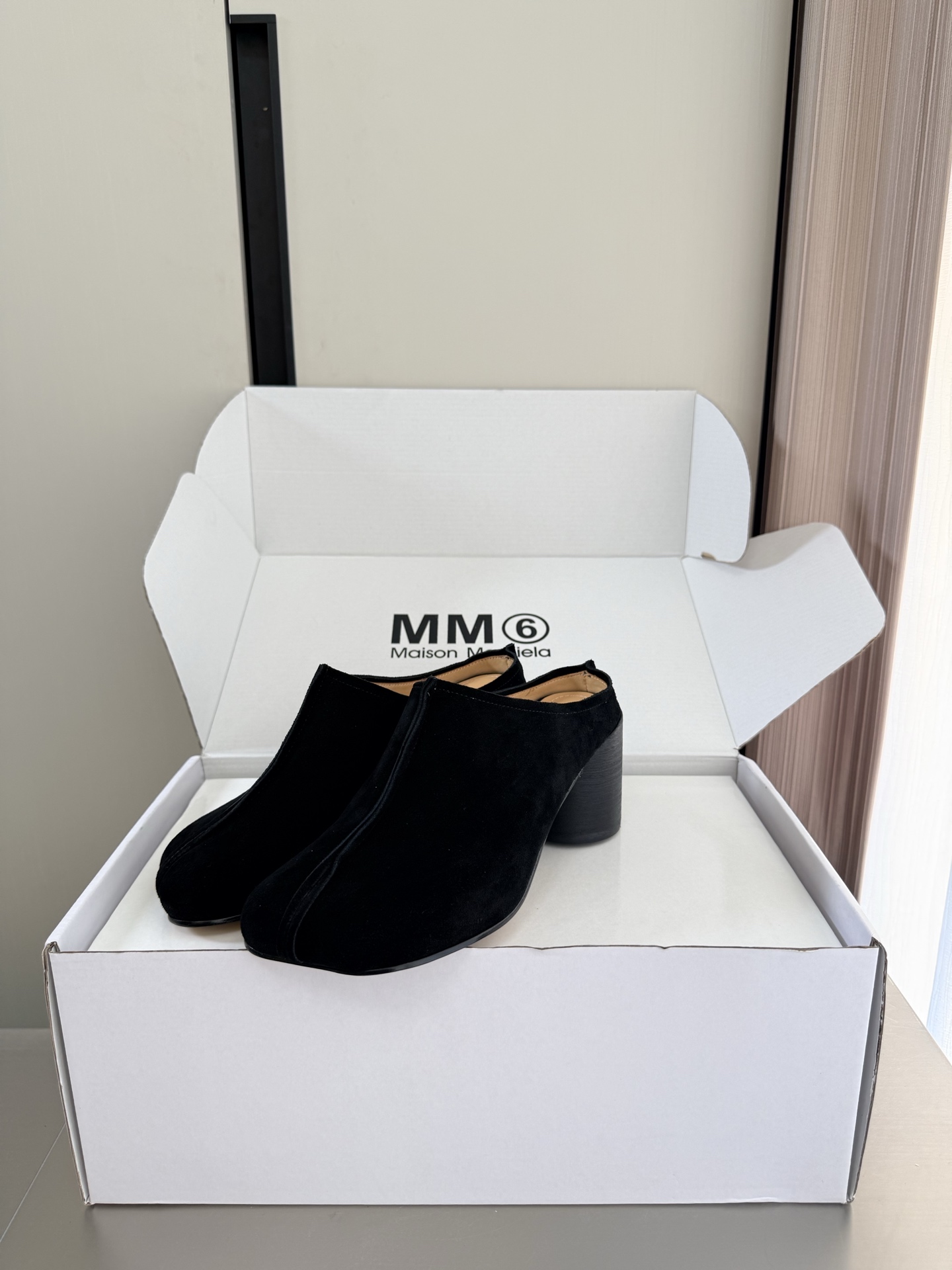 NO:889703,MM6 Margiela Apple toe deep slippers Heel height 7 cm Same as the original Italian genuine leather outsole Black cow suede Unique foot pads Angora water-dyed cowhide MaisonMargiela Margiela MM6 is coming!  It smells so good. It has a beautiful and colorful girly feel!   A fashion item not to be missed. Simple yet stylish beauty. Highly popular. A must-have item. Fashionable age-reducing tool. Casual and honest. Simple and advanced design. Incorporates the unique logo of MM6. Suitable for daily use. Versatile for leisure and vacation. Really comfortable. Consistent with the original version. Split design of Italian genuine leather outsole. Consistent materials with the original version. Standard original order. Please look for our high-quality goods. 35 36 37 38 39 40  41 (40 41 customized), semi-trailer, masion margiela, masion margiela, slippers, cowhide, Leather soles19860909MM6 马吉拉 苹果头 深口拖鞋 跟高 7 cm 原版一致 意大利真皮大底 黑色 牛反绒皮 别具匠心 垫脚 安哥拉水染牛皮 MaisonMargiela 马吉拉 MM6 火爆来袭！太香了  靓丽多彩少女感扑面而来！  不容错过的时尚单品 简单又有格调的美 跑量扛把子  必入单品 时尚减龄神器 随性率真的感脚 简单高级的设计 融入MM6独有的标志 同时满足日常 休闲渡假 百搭 真心巴适 原版一致 意大利真皮大底分体设计  原版一致材料 对标原单 请认准咱家高货 35 36 37 38 39 40 41（40 41 定制）,半拖,masion margiela,masion margiela,slippers,cowhide,Leather soles,Women's Shoes