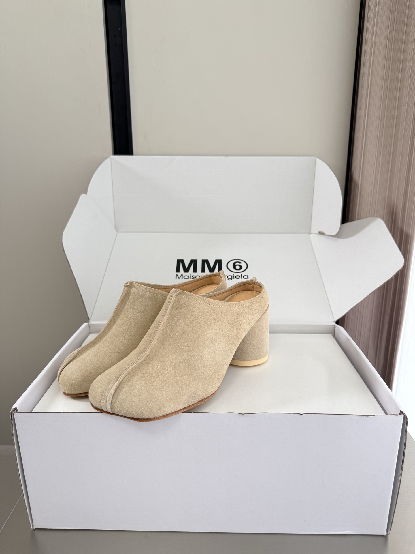 NO:889705,MM6 Margiela Apple toe deep-mouth slippers Heel height 7 cm Same as the original Italian genuine leather outsole Apricot cow suede Unique foot pad Angora water-dyed cowhide MaisonMargiela Margiela MM6 is coming!  It smells so good. It has a beautiful and colorful girly feel!   A fashion item not to be missed. Simple yet stylish beauty. Highly popular. A must-have item. Fashionable age-reducing tool. Casual and honest. Simple and advanced design. Incorporates the unique logo of MM6. Suitable for daily use. Versatile for leisure and vacation. Really comfortable. Consistent with the original version. Split design of Italian genuine leather outsole. Consistent materials with the original version. Standard original order. Please look for our high-quality goods. 35 36 37 38 39 40  41 (40 41 customized), semi-trailer, masion margiela, masion margiela, slippers, cowhide, Leather soles19860909MM6 马吉拉 苹果头 深口拖鞋 跟高 7 cm 原版一致 意大利真皮大底 杏色 牛反绒皮 别具匠心 垫脚 安哥拉水染牛皮 MaisonMargiela 马吉拉 MM6 火爆来袭！太香了  靓丽多彩少女感扑面而来！  不容错过的时尚单品 简单又有格调的美 跑量扛把子  必入单品 时尚减龄神器 随性率真的感脚 简单高级的设计 融入MM6独有的标志 同时满足日常 休闲渡假 百搭 真心巴适 原版一致 意大利真皮大底分体设计  原版一致材料 对标原单 请认准咱家高货 35 36 37 38 39 40 41（40 41 定制）,半拖,masion margiela,masion margiela,slippers,cowhide,Leather soles,Women's Shoes