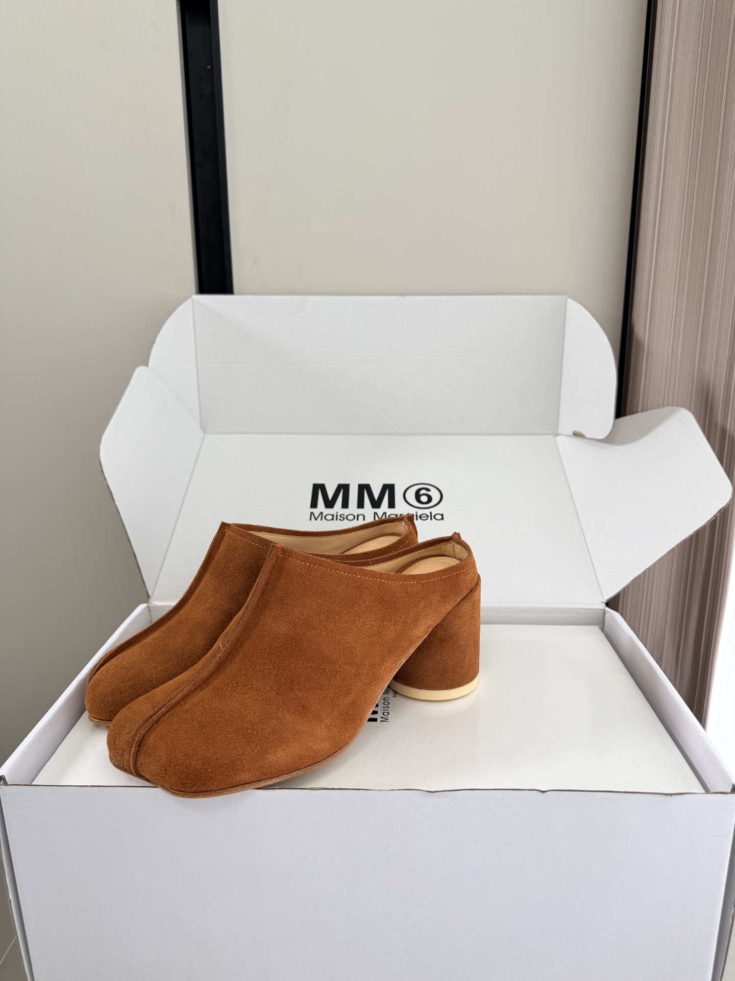 NO:889708,MM6 Margiela Apple-toe deep-mouth slippers Heel height 7 cm Same as the original Italian leather outsole Brown cow suede Unique foot pads Angora water-dyed cowhide MaisonMargiela Margiela MM6 is coming!  It smells so good. It has a beautiful and colorful girly feel!   A fashion item not to be missed. Simple yet stylish beauty. Highly popular. A must-have item. Fashionable age-reducing tool. Casual and honest. Simple and advanced design. Incorporates the unique logo of MM6. Suitable for daily use. Versatile for leisure and vacation. Really comfortable. Consistent with the original version. Split design of Italian genuine leather outsole. Consistent materials with the original version. Standard original order. Please look for our high-quality goods. 35 36 37 38 39 40  41 (40 41 customized), semi-trailer, masion margiela, masion margiela, slippers, cowhide, Leather soles19860909MM6 马吉拉 苹果头 深口拖鞋 跟高 7 cm 原版一致 意大利真皮大底 棕色 牛反绒皮 别具匠心 垫脚 安哥拉水染牛皮 MaisonMargiela 马吉拉 MM6 火爆来袭！太香了  靓丽多彩少女感扑面而来！  不容错过的时尚单品 简单又有格调的美 跑量扛把子  必入单品 时尚减龄神器 随性率真的感脚 简单高级的设计 融入MM6独有的标志 同时满足日常 休闲渡假 百搭 真心巴适 原版一致 意大利真皮大底分体设计  原版一致材料 对标原单 请认准咱家高货 35 36 37 38 39 40 41（40 41 定制）,半拖,masion margiela,masion margiela,slippers,cowhide,Leather soles,Women's Shoes