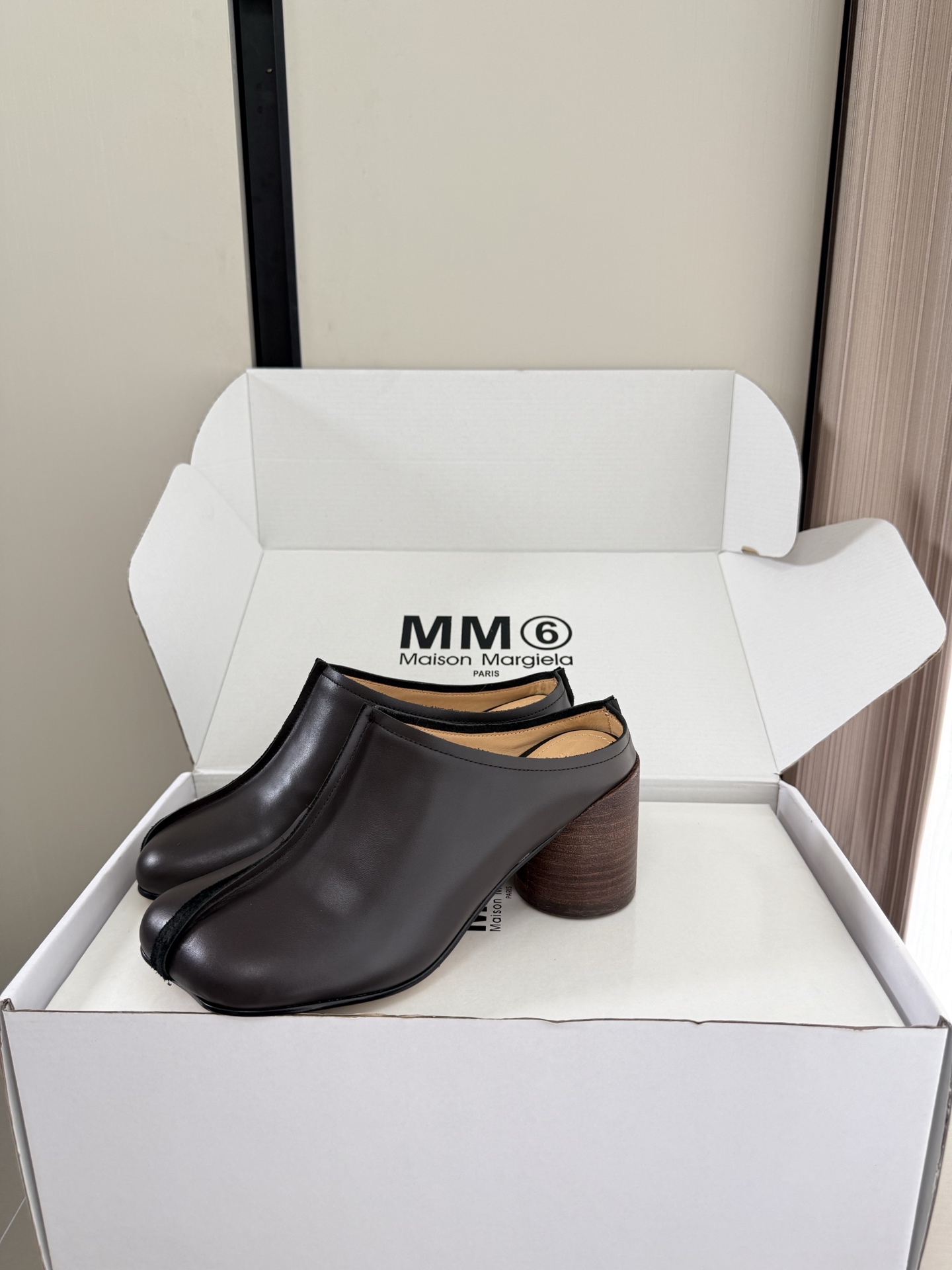 NO:889712,MM6 Margiela Apple toe deep slippers Heel height 7 cm Same as the original Italian genuine leather outsole Dark coffee Calfskin Unique foot pads Angora water-dyed cowhide MaisonMargiela Margiela MM6 is coming!  It smells so good. It has a beautiful and colorful girly feel!   A fashion item not to be missed. Simple yet stylish beauty. Highly popular. A must-have item. Fashionable age-reducing tool. Casual and honest. Simple and advanced design. Incorporates the unique logo of MM6. Suitable for daily use. Versatile for leisure and vacation. Really comfortable. Consistent with the original version. Split design of Italian genuine leather outsole. Consistent materials with the original version. Standard original order. Please look for our high-quality goods. 35 36 37 38 39 40  41 (40 41 customized), semi-trailer, masion margiela, masion margiela, slippers, cowhide, Leather soles19860909MM6 马吉拉 苹果头 深口拖鞋 跟高 7 cm 原版一致 意大利真皮大底 深咖啡 小牛皮 别具匠心 垫脚 安哥拉水染牛皮 MaisonMargiela 马吉拉 MM6 火爆来袭！太香了  靓丽多彩少女感扑面而来！  不容错过的时尚单品 简单又有格调的美 跑量扛把子  必入单品 时尚减龄神器 随性率真的感脚 简单高级的设计 融入MM6独有的标志 同时满足日常 休闲渡假 百搭 真心巴适 原版一致 意大利真皮大底分体设计  原版一致材料 对标原单 请认准咱家高货 35 36 37 38 39 40 41（40 41 定制）,半拖,masion margiela,masion margiela,slippers,cowhide,Leather soles,Women's Shoes
