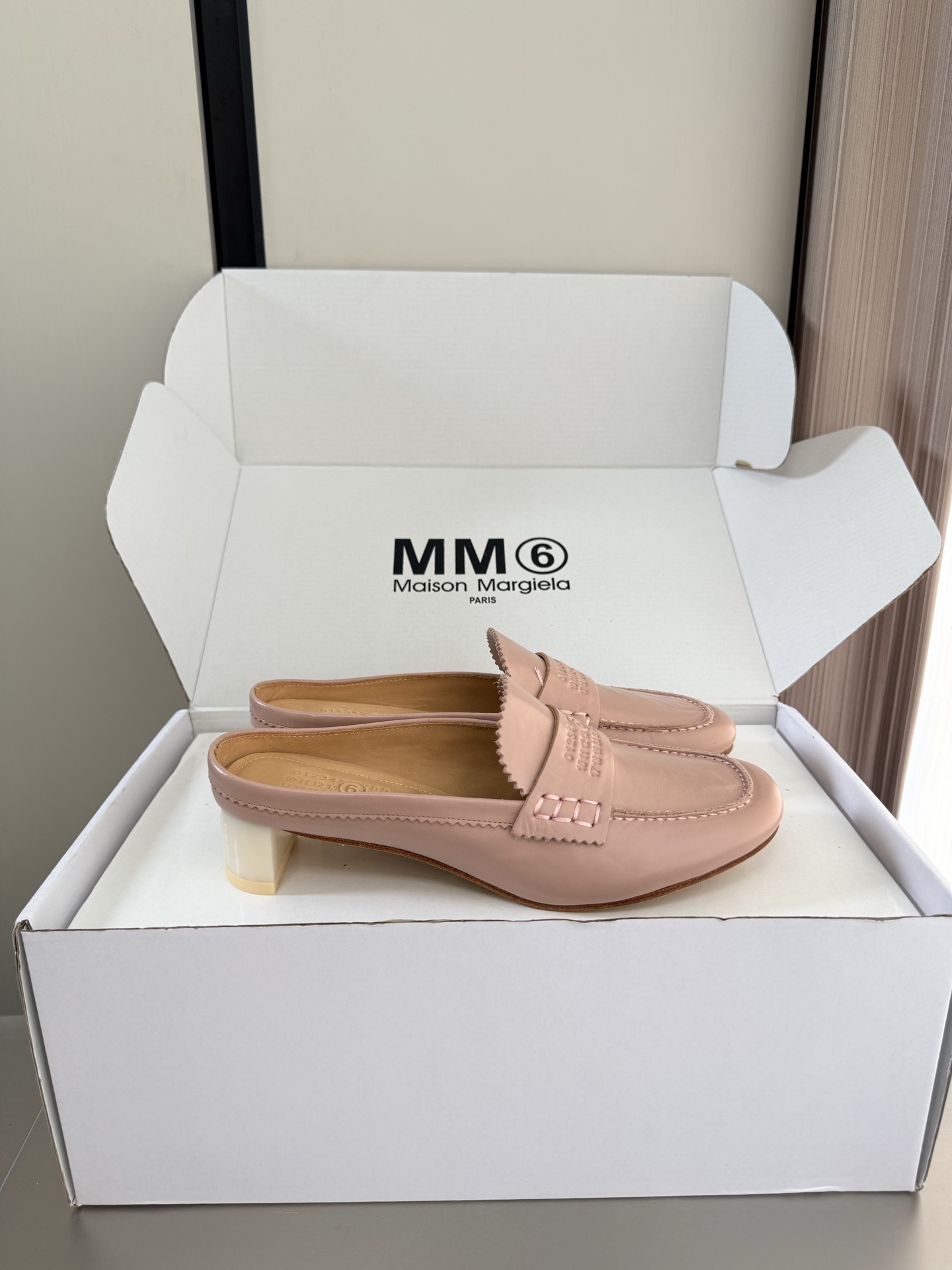 NO:889713,MM6 Margiela personalized mid-heel Loaf slippers. Heel height 3.5 cm. Same as the original. Italian genuine leather outsole. Lotus pink calfskin. Unique feet. Angora water-dyed cowhide. MaisonMargiela MaisonMargiela MM6 is coming!  It smells so good. It has a beautiful and colorful girly feel!   A fashion item not to be missed. Simple yet stylish beauty. Highly popular. A must-have item. Fashionable age-reducing tool. Casual and honest. Simple and advanced design. Incorporates the unique logo of MM6. Suitable for daily use. Versatile for leisure and vacation. Really comfortable. Consistent with the original version. Split design of Italian genuine leather outsole. Consistent materials with the original version. Standard original order. Please look for our high-quality goods. 35 36 37 38 39 40  41 (40 41 customized), semi-trailer, masion margiela, masion margiela, loafers, slippers, cowhide, Leather soles19860909MM6 马吉拉 个性中跟乐福拖鞋 跟高 3.5 cm 原版一致 意大利真皮大底 藕粉色 小牛皮 别具匠心 垫脚 安哥拉水染牛皮 MaisonMargiela 马吉拉 MM6  火爆来袭！太香了  靓丽多彩少女感扑面而来！  不容错过的时尚单品 简单又有格调的美 跑量扛把子  必入单品 时尚减龄神器 随性率真的感脚 简单高级的设计 融入MM6独有的标志 同时满足日常 休闲渡假 百搭 真心巴适 原版一致 意大利真皮大底分体设计  原版一致材料 对标原单 请认准咱家高货 35 36 37 38 39 40 41（40 41 定制）,半拖,masion margiela,masion margiela,loafers,slippers,cowhide,Leather soles,Women's Shoes