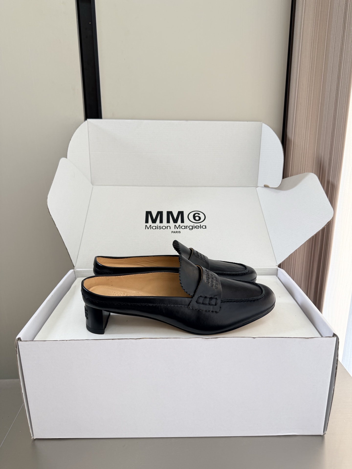 NO:889718,MM6 Margiela personalized mid-heel Loaf slippers. Heel height 3.5 cm. Same as the original. Italian genuine leather outsole. Black calfskin. Unique feet. Angora water-dyed cowhide. MaisonMargiela Margiela MM6 is coming!  It smells so good. It has a beautiful and colorful girly feel!   A fashion item not to be missed. Simple yet stylish beauty. Highly popular. A must-have item. Fashionable age-reducing tool. Casual and honest. Simple and advanced design. Incorporates the unique logo of MM6. Suitable for daily use. Versatile for leisure and vacation. Really comfortable. Consistent with the original version. Split design of Italian genuine leather outsole. Consistent materials with the original version. Standard original order. Please look for our high-quality goods. 35 36 37 38 39 40  41 (40 41 customized), semi-trailer, masion margiela, masion margiela, loafers, slippers, cowhide, Leather soles19860909MM6 马吉拉 个性中跟乐福拖鞋 跟高 3.5 cm 原版一致 意大利真皮大底 黑色 小牛皮 别具匠心 垫脚 安哥拉水染牛皮 MaisonMargiela 马吉拉 MM6  火爆来袭！太香了  靓丽多彩少女感扑面而来！  不容错过的时尚单品 简单又有格调的美 跑量扛把子  必入单品 时尚减龄神器 随性率真的感脚 简单高级的设计 融入MM6独有的标志 同时满足日常 休闲渡假 百搭 真心巴适 原版一致 意大利真皮大底分体设计  原版一致材料 对标原单 请认准咱家高货 35 36 37 38 39 40 41（40 41 定制）,半拖,masion margiela,masion margiela,loafers,slippers,cowhide,Leather soles,Women's Shoes