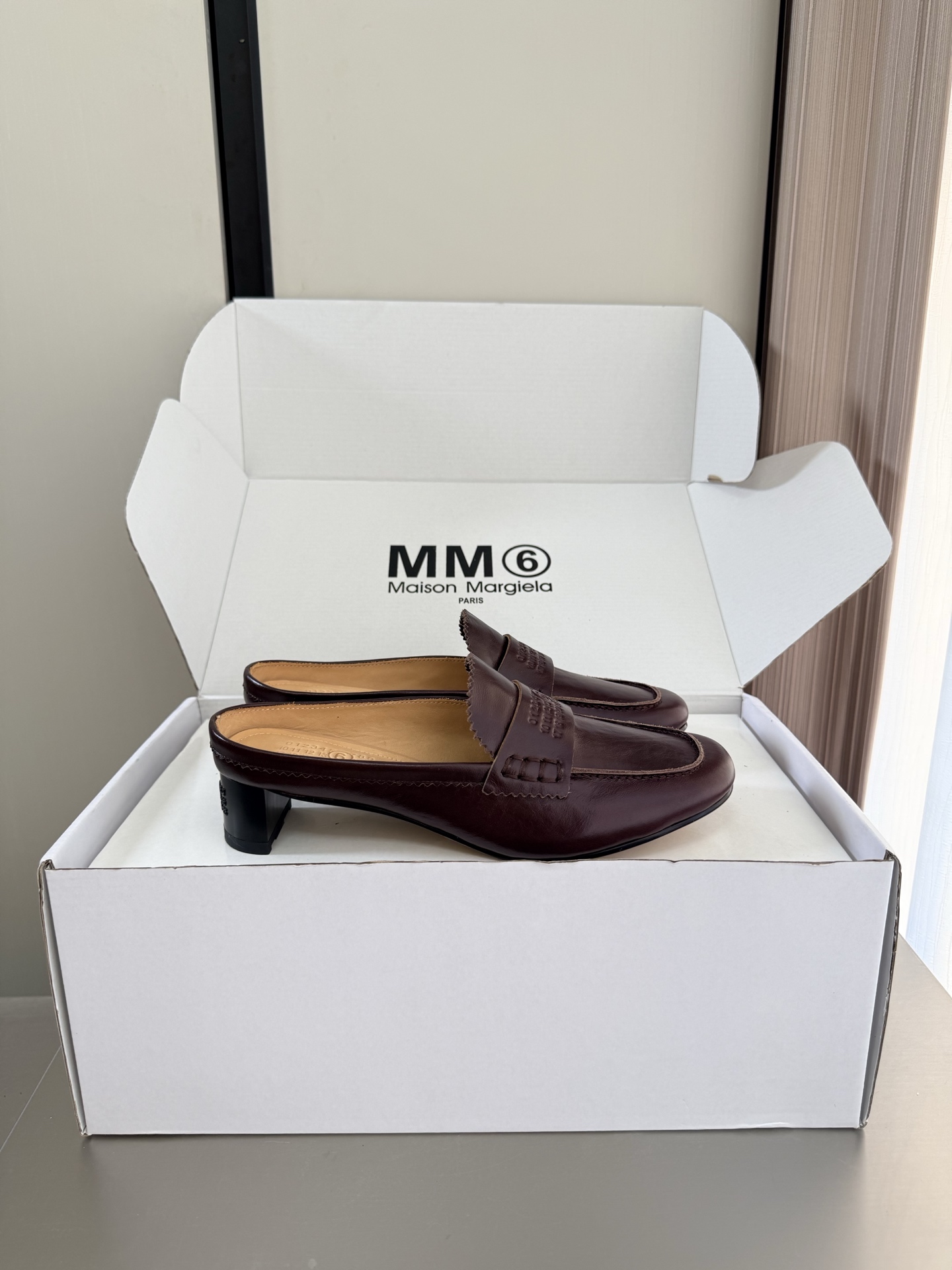 NO:889679,MM6 Margiela personalized mid-heel Loaf slippers. Heel height 3.5 cm. Same as the original. Italian genuine leather outsole. Brown calfskin. Unique foot pad. Angora water-dyed cowhide. MaisonMargiela MaisonMargiela MM6 is coming!  It smells so good. It has a beautiful and colorful girly feel!   A fashion item not to be missed. Simple yet stylish beauty. Highly popular. A must-have item. Fashionable age-reducing tool. Casual and honest. Simple and advanced design. Incorporates the unique logo of MM6. Suitable for daily use. Versatile for leisure and vacation. Really comfortable. Consistent with the original version. Split design of Italian genuine leather outsole. Consistent materials with the original version. Standard original order. Please look for our high-quality goods. 35 36 37 38 39 40  41 (40 41 customized), semi-trailer, masion margiela, masion margiela, loafers, slippers, cowhide, Leather soles19860909MM6 马吉拉 个性中跟乐福拖鞋 跟高 3.5 cm 原版一致 意大利真皮大底 咖啡色 小牛皮 别具匠心 垫脚 安哥拉水染牛皮 MaisonMargiela 马吉拉 MM6  火爆来袭！太香了  靓丽多彩少女感扑面而来！  不容错过的时尚单品 简单又有格调的美 跑量扛把子  必入单品 时尚减龄神器 随性率真的感脚 简单高级的设计 融入MM6独有的标志 同时满足日常 休闲渡假 百搭 真心巴适 原版一致 意大利真皮大底分体设计  原版一致材料 对标原单 请认准咱家高货 35 36 37 38 39 40 41（40 41 定制）,半拖,masion margiela,masion margiela,loafers,slippers,cowhide,Leather soles,Women's Shoes