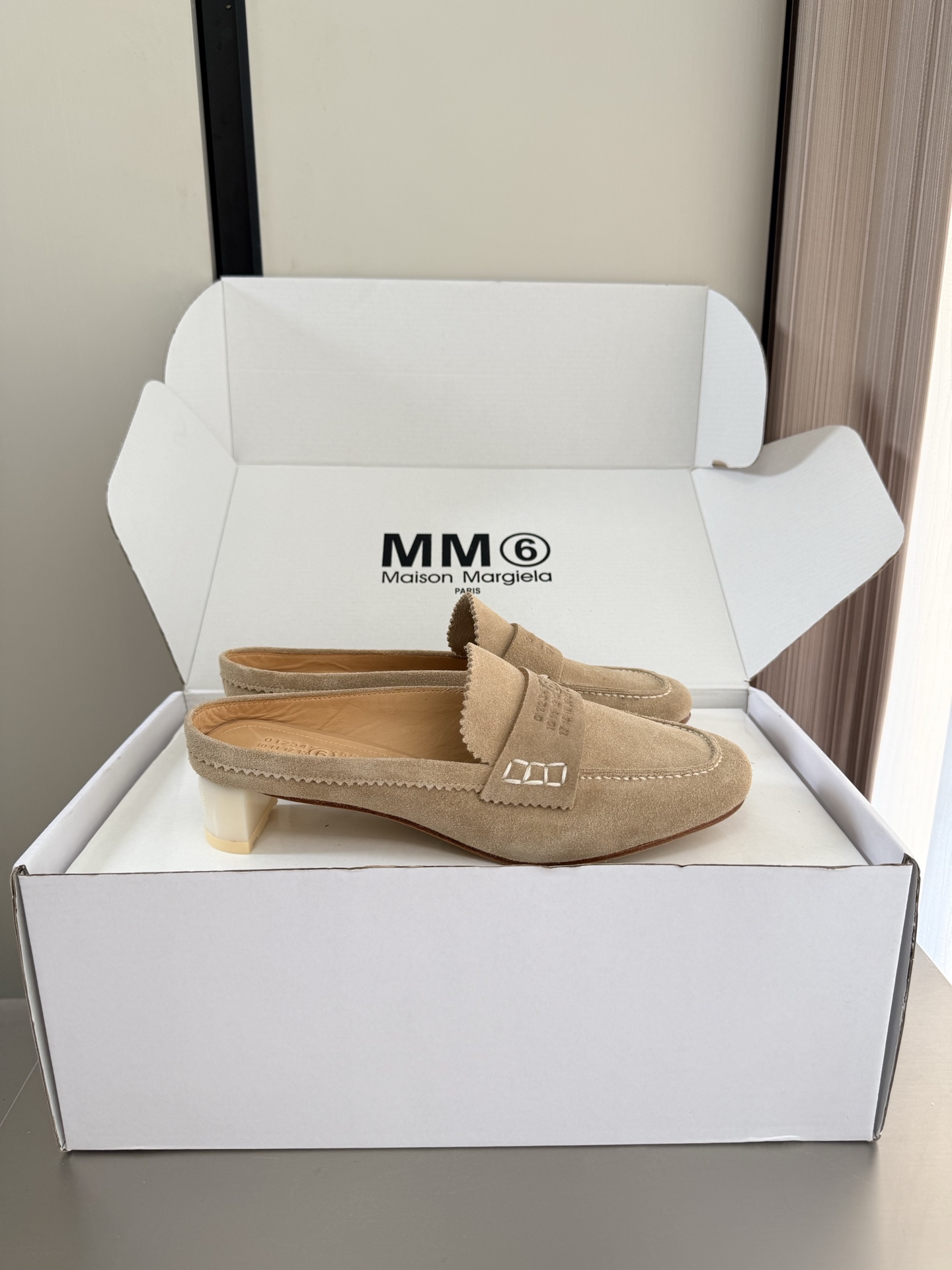 NO:889683,MM6 Margiela personalized mid-heel Loaf slippers. Heel height 3.5 cm. Same as the original. Italian genuine leather outsole. Apricot color cow suede. Unique foot pad. Angora water-dyed cowhide. MaisonMargiela MaisonMargiela MM6 is coming!  It smells so good. It has a beautiful and colorful girly feel!   A fashion item not to be missed. Simple yet stylish beauty. Highly popular. A must-have item. Fashionable age-reducing tool. Casual and honest. Simple and advanced design. Incorporates the unique logo of MM6. Suitable for daily use. Versatile for leisure and vacation. Really comfortable. Consistent with the original version. Split design of Italian genuine leather outsole. Consistent materials with the original version. Standard original order. Please look for our high-quality goods. 35 36 37 38 39 40  41 (40 41 customized), semi-trailer, masion margiela, masion margiela, loafers, slippers, cowhide, Leather soles19860909MM6 马吉拉 个性中跟乐福拖鞋 跟高 3.5 cm 原版一致 意大利真皮大底 杏色 牛反绒皮 别具匠心 垫脚 安哥拉水染牛皮 MaisonMargiela 马吉拉 MM6  火爆来袭！太香了  靓丽多彩少女感扑面而来！  不容错过的时尚单品 简单又有格调的美 跑量扛把子  必入单品 时尚减龄神器 随性率真的感脚 简单高级的设计 融入MM6独有的标志 同时满足日常 休闲渡假 百搭 真心巴适 原版一致 意大利真皮大底分体设计  原版一致材料 对标原单 请认准咱家高货 35 36 37 38 39 40 41（40 41 定制）,半拖,masion margiela,masion margiela,loafers,slippers,cowhide,Leather soles,Women's Shoes