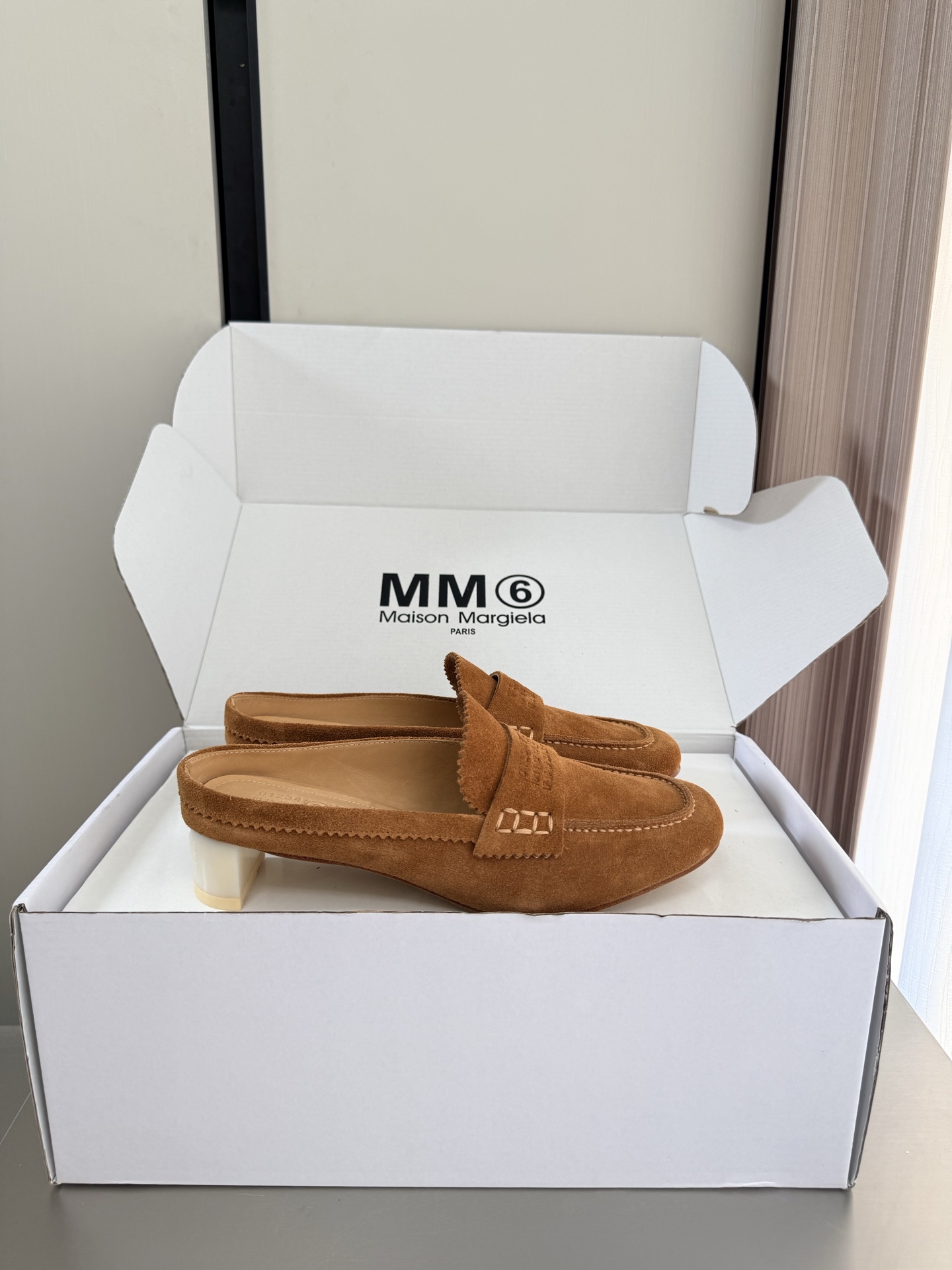 NO:889688,MM6 Margiela personalized mid-heel Loaf slippers. Heel height 3.5 cm. Same as the original. Italian genuine leather outsole. Brown cow suede. Unique foot pad. Angora water-dyed cowhide. MaisonMargiela MaisonMargiela MM6 is coming!  It smells so good. It has a beautiful and colorful girly feel!   A fashion item not to be missed. Simple yet stylish beauty. Highly popular. A must-have item. Fashionable age-reducing tool. Casual and honest. Simple and advanced design. Incorporates the unique logo of MM6. Suitable for daily use. Versatile for leisure and vacation. Really comfortable. Consistent with the original version. Split design of Italian genuine leather outsole. Consistent materials with the original version. Standard original order. Please look for our high-quality goods. 35 36 37 38 39 40  41 (40 41 customized), semi-trailer, masion margiela, masion margiela, loafers, slippers, cowhide, Leather soles19860909MM6 马吉拉 个性中跟乐福拖鞋 跟高 3.5 cm 原版一致 意大利真皮大底 棕色 牛反绒皮 别具匠心 垫脚 安哥拉水染牛皮 MaisonMargiela 马吉拉 MM6  火爆来袭！太香了  靓丽多彩少女感扑面而来！  不容错过的时尚单品 简单又有格调的美 跑量扛把子  必入单品 时尚减龄神器 随性率真的感脚 简单高级的设计 融入MM6独有的标志 同时满足日常 休闲渡假 百搭 真心巴适 原版一致 意大利真皮大底分体设计  原版一致材料 对标原单 请认准咱家高货 35 36 37 38 39 40 41（40 41 定制）,半拖,masion margiela,masion margiela,loafers,slippers,cowhide,Leather soles,Women's Shoes