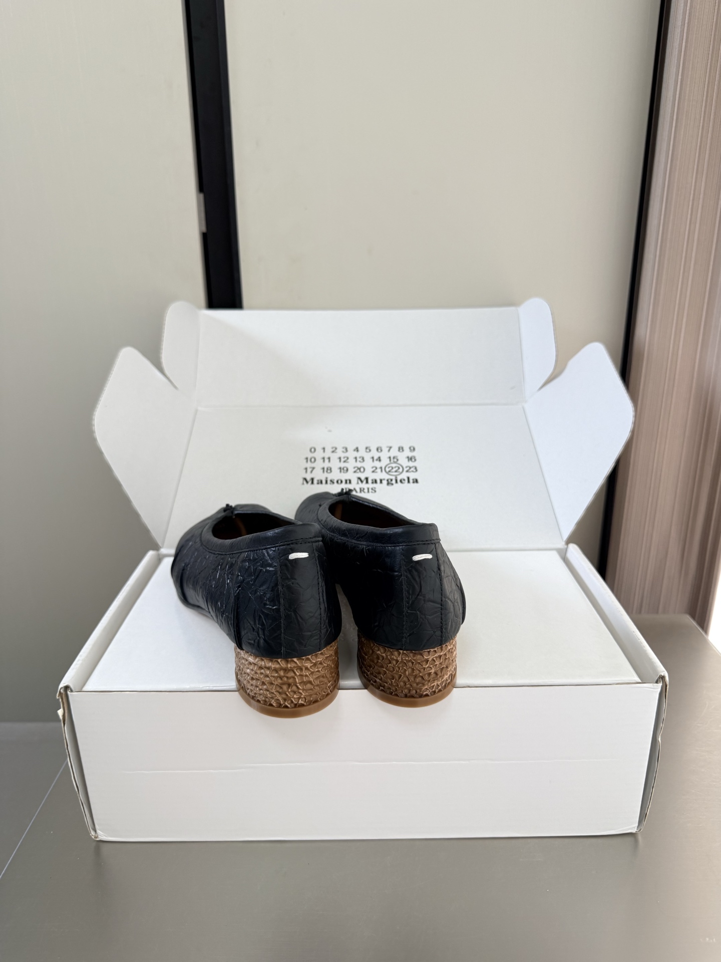 NO:889667,MM6 Margiela horseshoe heel stone pattern calfskin heel height 2 cm same as the original Italian genuine leather outsole black unique foot pad Angora water-dyed cowhide MaisonMargiela Margiela MM6 is coming!  It smells so good. It has a beautiful and colorful girly feel!   A fashion item not to be missed. Simple yet stylish beauty. Highly popular. A must-have item. Fashionable age-reducing tool. Casual and honest. Simple and advanced design. Incorporates the unique logo of MM6. Suitable for daily use. Versatile for leisure and vacation. Really comfortable. Consistent with the original version. Split design of Italian genuine leather outsole. Consistent materials with the original version. Standard original order. Please look for our high-quality goods. 35 36 37 38 39 40  41 (40 41 customized), split-toe shoes, masion margiela, masion margiela, cowhide, Leather soles19860909MM6 马吉拉 马蹄跟 石头纹 小牛皮 跟高 2 cm 原版一致 意大利真皮大底 黑色 别具匠心 垫脚 安哥拉水染牛皮 MaisonMargiela 马吉拉 MM6  火爆来袭！太香了  靓丽多彩少女感扑面而来！  不容错过的时尚单品 简单又有格调的美 跑量扛把子  必入单品 时尚减龄神器 随性率真的感脚 简单高级的设计 融入MM6独有的标志 同时满足日常 休闲渡假 百搭 真心巴适 原版一致 意大利真皮大底分体设计  原版一致材料 对标原单 请认准咱家高货 35 36 37 38 39 40 41（40 41 定制）,分趾鞋,masion margiela,masion margiela,cowhide,Leather soles,Women's Shoes
