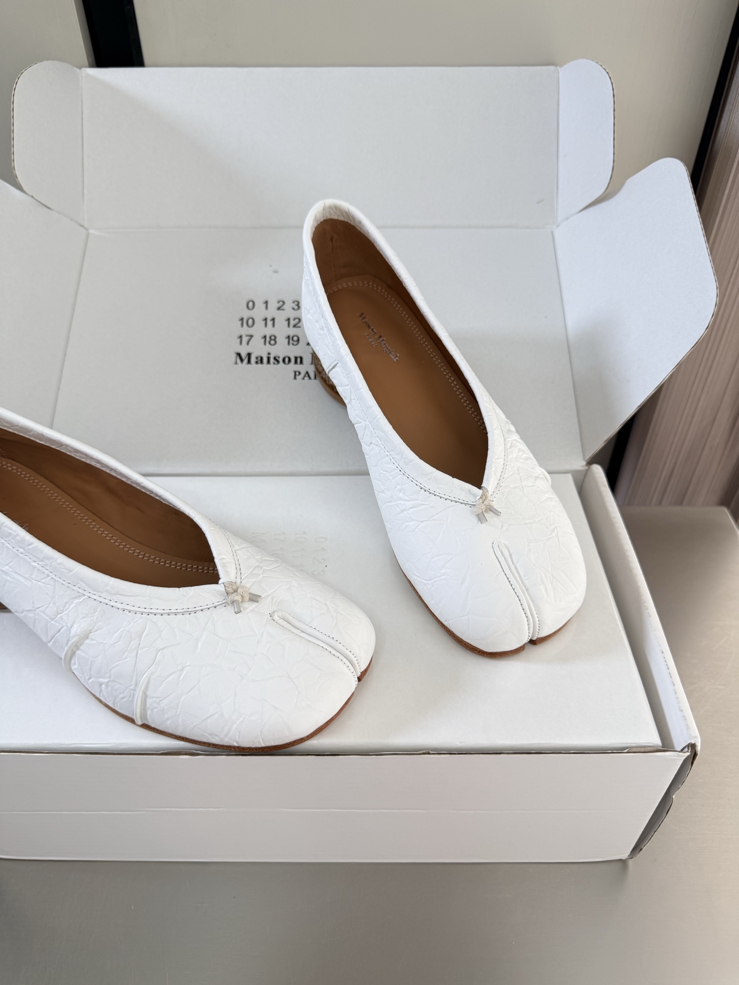 NO:889674,MM6 Margiela Horseshoe Heel Stone Pattern Calf Leather Heel Height 2 cm Same as the Original Italian Genuine Leather Outsole White Unique Foot Pads Angora Water-dyed Cow Leather MaisonMargiela Margiela MM6 is coming!  It smells so good. It has a beautiful and colorful girly feel!   A fashion item not to be missed. Simple yet stylish beauty. Highly popular. A must-have item. Fashionable age-reducing tool. Casual and honest. Simple and advanced design. Incorporates the unique logo of MM6. Suitable for daily use. Versatile for leisure and vacation. Really comfortable. Consistent with the original version. Split design of Italian genuine leather outsole. Consistent materials with the original version. Standard original order. Please look for our high-quality goods. 35 36 37 38 39 40  41 (40 41 customized), split-toe shoes, masion margiela, masion margiela, cowhide, Leather soles19860909MM6 马吉拉 马蹄跟 石头纹 小牛皮 跟高 2 cm 原版一致 意大利真皮大底 白色 别具匠心 垫脚 安哥拉水染牛皮 MaisonMargiela 马吉拉 MM6  火爆来袭！太香了  靓丽多彩少女感扑面而来！  不容错过的时尚单品 简单又有格调的美 跑量扛把子  必入单品 时尚减龄神器 随性率真的感脚 简单高级的设计 融入MM6独有的标志 同时满足日常 休闲渡假 百搭 真心巴适 原版一致 意大利真皮大底分体设计  原版一致材料 对标原单 请认准咱家高货 35 36 37 38 39 40 41（40 41 定制）,分趾鞋,masion margiela,masion margiela,cowhide,Leather soles,Women's Shoes