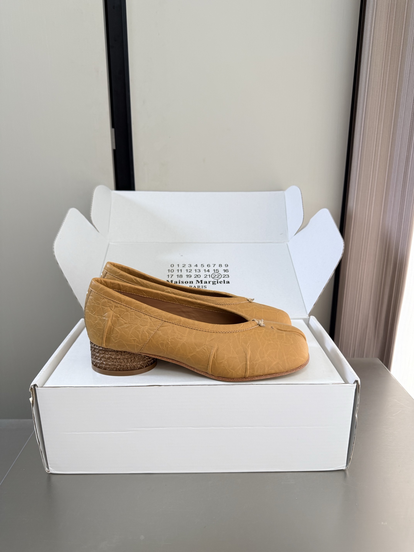 NO:889678,MM6 Margiela horseshoe heel stone pattern calfskin heel height 2 cm same as the original Italian genuine leather outsole brown unique foot pad Angora water-dyed cowhide MaisonMargiela Margiela MM6 is coming!  It smells so good. It has a beautiful and colorful girly feel!   A fashion item not to be missed. Simple yet stylish beauty. Highly popular. A must-have item. Fashionable age-reducing tool. Casual and honest. Simple and advanced design. Incorporates the unique logo of MM6. Suitable for daily use. Versatile for leisure and vacation. Really comfortable. Consistent with the original version. Split design of Italian genuine leather outsole. Consistent materials with the original version. Standard original order. Please look for our high-quality goods. 35 36 37 38 39 40  41 (40 41 customized), split-toe shoes, masion margiela, masion margiela, cowhide, Leather soles19860909MM6 马吉拉 马蹄跟 石头纹 小牛皮 跟高 2 cm 原版一致 意大利真皮大底 棕色 别具匠心 垫脚 安哥拉水染牛皮 MaisonMargiela 马吉拉 MM6  火爆来袭！太香了  靓丽多彩少女感扑面而来！  不容错过的时尚单品 简单又有格调的美 跑量扛把子  必入单品 时尚减龄神器 随性率真的感脚 简单高级的设计 融入MM6独有的标志 同时满足日常 休闲渡假 百搭 真心巴适 原版一致 意大利真皮大底分体设计  原版一致材料 对标原单 请认准咱家高货 35 36 37 38 39 40 41（40 41 定制）,分趾鞋,masion margiela,masion margiela,cowhide,Leather soles,Women's Shoes