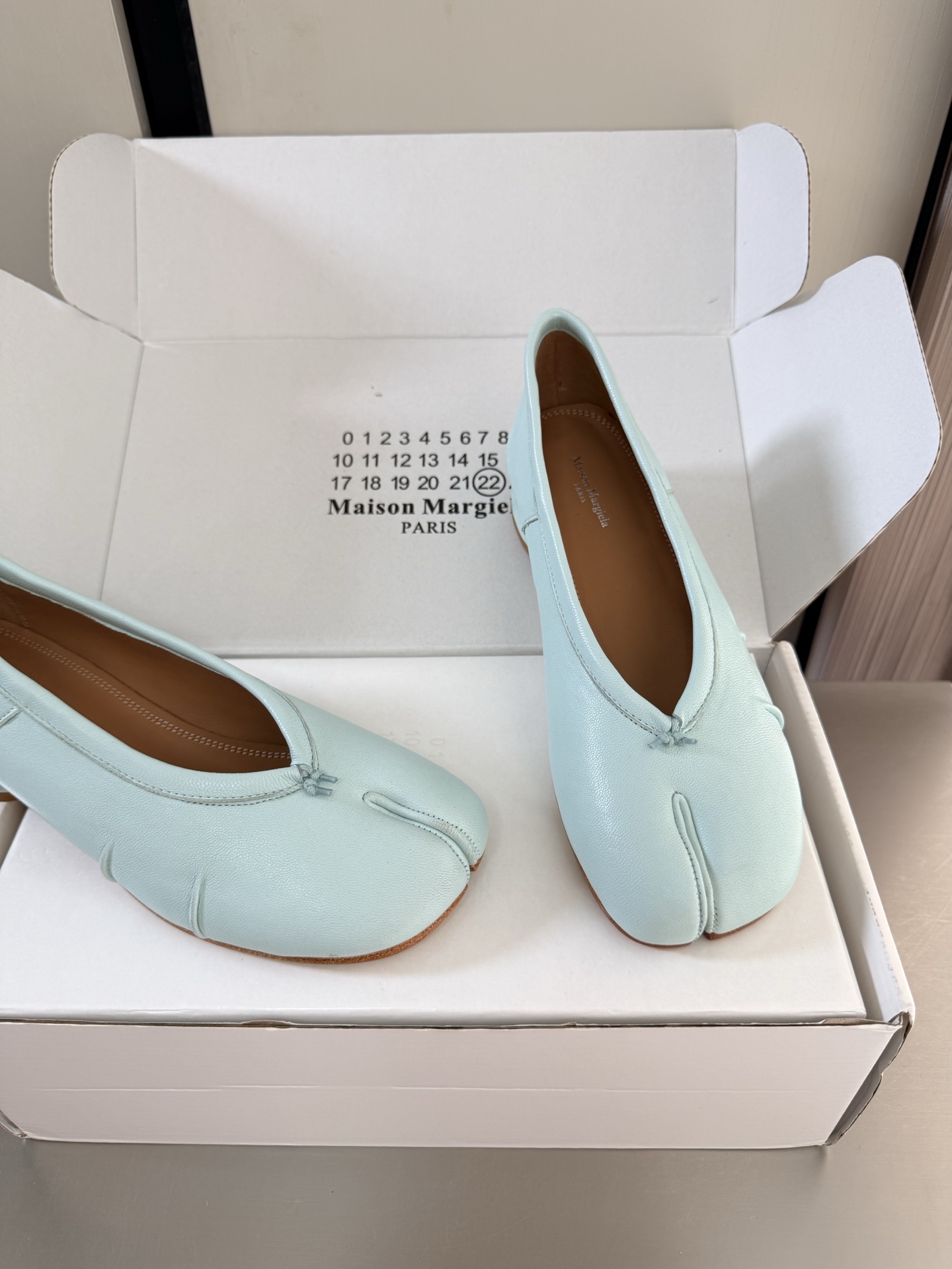NO:889684,MM6 Margiela Horseshoe Heel Top-layer calfskin Heel height 2 cm Same as the original Italian genuine leather outsole Blue Unique foot pad Angora water-dyed cowhide MaisonMargiela Margiela MM6 is coming!  It smells so good. It has a beautiful and colorful girly feel!   A fashion item not to be missed. Simple yet stylish beauty. Highly popular. A must-have item. Fashionable age-reducing tool. Casual and honest. Simple and advanced design. Incorporates the unique logo of MM6. Suitable for daily use. Versatile for leisure and vacation. Really comfortable. Consistent with the original version. Split design of Italian genuine leather outsole. Consistent materials with the original version. Standard original order. Please look for our high-quality goods. 35 36 37 38 39 40  41 (40 41 customized), split-toe shoes, masion margiela, masion margiela, cowhide, Leather soles19860909MM6 马吉拉 马蹄跟 头层小牛皮 跟高 2 cm 原版一致 意大利真皮大底 蓝色 别具匠心 垫脚 安哥拉水染牛皮 MaisonMargiela 马吉拉 MM6 火爆来袭！太香了  靓丽多彩少女感扑面而来！  不容错过的时尚单品 简单又有格调的美 跑量扛把子  必入单品 时尚减龄神器 随性率真的感脚 简单高级的设计 融入MM6独有的标志 同时满足日常 休闲渡假 百搭 真心巴适 原版一致 意大利真皮大底分体设计  原版一致材料 对标原单 请认准咱家高货 35 36 37 38 39 40 41（40 41 定制）,分趾鞋,masion margiela,masion margiela,cowhide,Leather soles,Women's Shoes