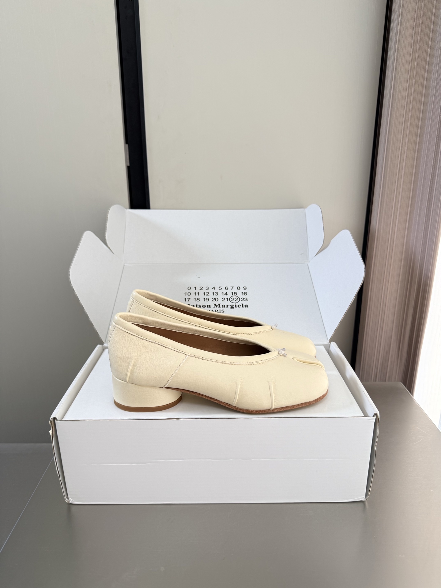NO:889689,MM6 Margiela horseshoe heel top layer calfskin heel height 2 cm same as the original Italian genuine leather outsole apricot color unique foot pad Angora water-dyed cowhide MaisonMargiela Margiela MM6 is coming!  It smells so good. It has a beautiful and colorful girly feel!   A fashion item not to be missed. Simple yet stylish beauty. Highly popular. A must-have item. Fashionable age-reducing tool. Casual and honest. Simple and advanced design. Incorporates the unique logo of MM6. Suitable for daily use. Versatile for leisure and vacation. Really comfortable. Consistent with the original version. Split design of Italian genuine leather outsole. Consistent materials with the original version. Standard original order. Please look for our high-quality goods. 35 36 37 38 39 40  41 (40 41 customized), split-toe shoes, masion margiela, masion margiela, cowhide, Leather soles19860909MM6 马吉拉 马蹄跟 头层 小牛皮 跟高 2 cm 原版一致 意大利真皮大底 杏色 别具匠心 垫脚 安哥拉水染牛皮 MaisonMargiela 马吉拉 MM6  火爆来袭！太香了  靓丽多彩少女感扑面而来！  不容错过的时尚单品 简单又有格调的美 跑量扛把子  必入单品 时尚减龄神器 随性率真的感脚 简单高级的设计 融入MM6独有的标志 同时满足日常 休闲渡假 百搭 真心巴适 原版一致 意大利真皮大底分体设计  原版一致材料 对标原单 请认准咱家高货 35 36 37 38 39 40 41（40 41 定制）,分趾鞋,masion margiela,masion margiela,cowhide,Leather soles,Women's Shoes