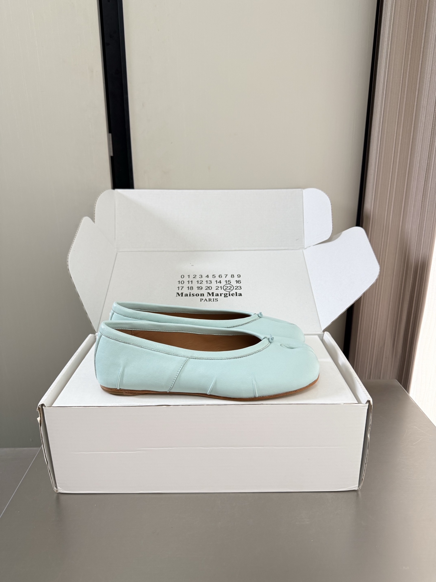 NO:889694,MM6 Maison Margiela first layer calfskin flat bottom same as the original Italian genuine leather outsole blue unique ingenuity feet Angora water-dyed cowhide MaisonMargiela Maison Margiela MM6 is coming!  It smells so good. It has a beautiful and colorful girly feel!   A fashion item not to be missed. Simple yet stylish beauty. Highly popular. A must-have item. Fashionable age-reducing tool. Casual and honest. Simple and advanced design. Incorporates the unique logo of MM6. Suitable for daily use. Versatile for leisure and vacation. Really comfortable. Consistent with the original version. Split design of Italian genuine leather outsole. Consistent materials with the original version. Standard original order. Please look for our high-quality goods. 35 36 37 38 39 40  41 (40 41 customized), split-toe shoes, masion margiela, masion margiela, cowhide, Leather soles19860909MM6 马吉拉 头层 小牛皮 平底 原版一致 意大利真皮大底 蓝色 别具匠心 垫脚 安哥拉水染牛皮 MaisonMargiela 马吉拉 MM6 火爆来袭！太香了  靓丽多彩少女感扑面而来！  不容错过的时尚单品 简单又有格调的美 跑量扛把子  必入单品 时尚减龄神器 随性率真的感脚 简单高级的设计 融入MM6独有的标志 同时满足日常 休闲渡假 百搭 真心巴适 原版一致 意大利真皮大底分体设计  原版一致材料 对标原单 请认准咱家高货 35 36 37 38 39 40 41（40 41 定制）,分趾鞋,masion margiela,masion margiela,cowhide,Leather soles,Women's Shoes