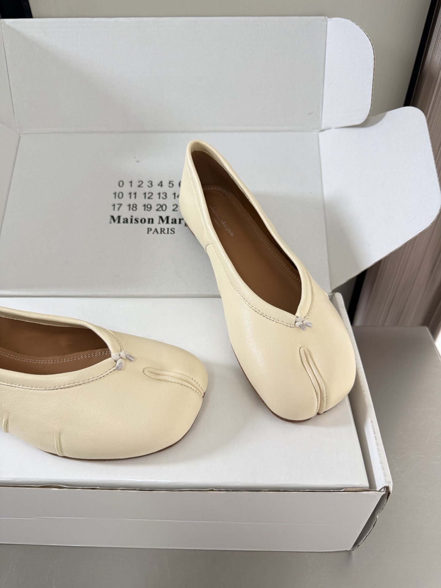 NO:889699,MM6 Margiela flat-soled split-toe shoes, top layer, calfskin, the same as the original, Italian genuine leather outsole, apricot color, unique feet, Angora water-dyed cowhide, MaisonMargiela MaisonMargiela MM6 is coming!  It smells so good. It has a beautiful and colorful girly feel!   A fashion item not to be missed. Simple yet stylish beauty. Highly popular. A must-have item. Fashionable age-reducing tool. Casual and honest. Simple and advanced design. Incorporates the unique logo of MM6. Suitable for daily use. Versatile for leisure and vacation. Really comfortable. Consistent with the original version. Split design of Italian genuine leather outsole. Consistent materials with the original version. Standard original order. Please look for our high-quality goods. 35 36 37 38 39 40  41 (40 41 customized), split-toe shoes, masion margiela, masion margiela, cowhide, Leather soles19860909MM6 马吉拉 平底分趾单鞋 头层 小牛皮 原版一致 意大利真皮大底 杏色 别具匠心 垫脚 安哥拉水染牛皮 MaisonMargiela 马吉拉 MM6  火爆来袭！太香了  靓丽多彩少女感扑面而来！  不容错过的时尚单品 简单又有格调的美 跑量扛把子  必入单品 时尚减龄神器 随性率真的感脚 简单高级的设计 融入MM6独有的标志 同时满足日常 休闲渡假 百搭 真心巴适 原版一致 意大利真皮大底分体设计  原版一致材料 对标原单 请认准咱家高货 35 36 37 38 39 40 41（40 41 定制）,分趾鞋,masion margiela,masion margiela,cowhide,Leather soles,Women's Shoes