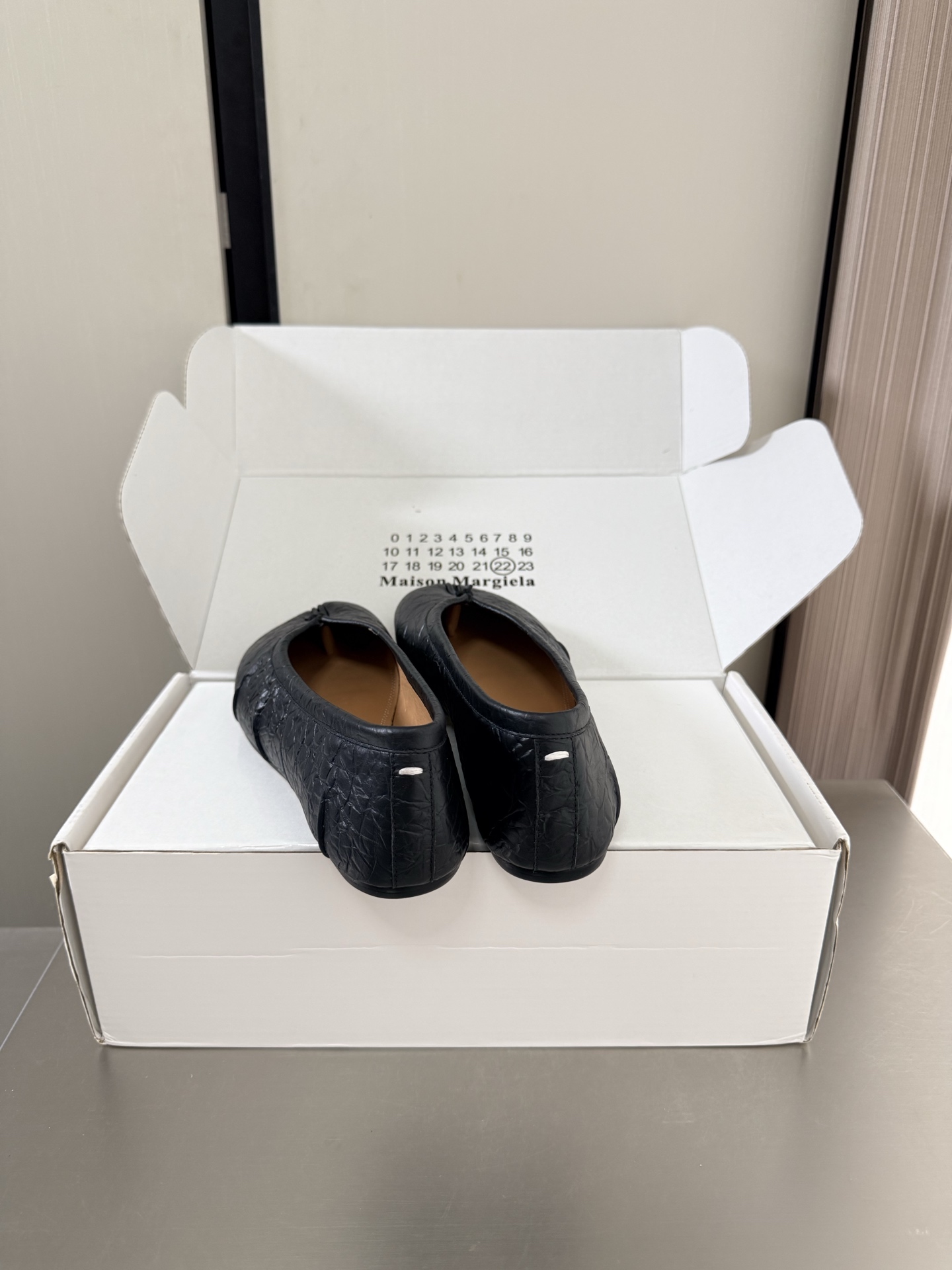 NO:889702,MM6 Margiela flat-soled split-toe shoes, stone pattern calfskin, same as the original, Italian genuine leather outsole, black, unique foot pads, Angora water-dyed cowhide, MaisonMargiela Margiela MM6 is coming!  It smells so good. It has a beautiful and colorful girly feel!   A fashion item not to be missed. Simple yet stylish beauty. Highly popular. A must-have item. Fashionable age-reducing tool. Casual and honest. Simple and advanced design. Incorporates the unique logo of MM6. Suitable for daily use. Versatile for leisure and vacation. Really comfortable. Consistent with the original version. Split design of Italian genuine leather outsole. Consistent materials with the original version. Standard original order. Please look for our high-quality goods. 35 36 37 38 39 40  41 (40 41 customized), split-toe shoes, masion margiela, masion margiela, cowhide, Leather soles19860909MM6 马吉拉平底 分趾单鞋 石头纹 小牛皮 原版一致 意大利真皮大底 黑色 别具匠心 垫脚 安哥拉水染牛皮 MaisonMargiela 马吉拉 MM6  火爆来袭！太香了  靓丽多彩少女感扑面而来！  不容错过的时尚单品 简单又有格调的美 跑量扛把子  必入单品 时尚减龄神器 随性率真的感脚 简单高级的设计 融入MM6独有的标志 同时满足日常 休闲渡假 百搭 真心巴适 原版一致 意大利真皮大底分体设计  原版一致材料 对标原单 请认准咱家高货 35 36 37 38 39 40 41（40 41 定制）,分趾鞋,masion margiela,masion margiela,cowhide,Leather soles,Women's Shoes