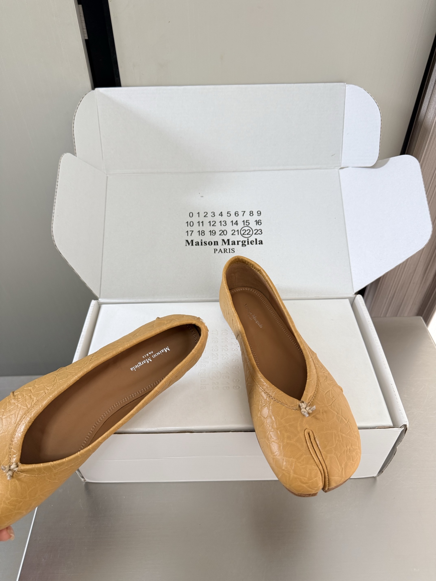 NO:889706,MM6 Margiela flat-soled split-toe shoes, stone pattern, calfskin, the same as the original, Italian genuine leather outsole, apricot color, unique foot pads, Angora water-dyed cowhide, MaisonMargiela MaisonMargiela MM6 is coming!  It smells so good. It has a beautiful and colorful girly feel!   A fashion item not to be missed. Simple yet stylish beauty. Highly popular. A must-have item. Fashionable age-reducing tool. Casual and honest. Simple and advanced design. Incorporates the unique logo of MM6. Suitable for daily use. Versatile for leisure and vacation. Really comfortable. Consistent with the original version. Split design of Italian genuine leather outsole. Consistent materials with the original version. Standard original order. Please look for our high-quality goods. 35 36 37 38 39 40  41 (40 41 customized), split-toe shoes, masion margiela, masion margiela, cowhide, Leather soles19860909MM6 马吉拉 平底分趾单鞋 石头纹 小牛皮 原版一致 意大利真皮大底 杏色别具匠心 垫脚 安哥拉水染牛皮 MaisonMargiela 马吉拉 MM6  火爆来袭！太香了  靓丽多彩少女感扑面而来！  不容错过的时尚单品 简单又有格调的美 跑量扛把子  必入单品 时尚减龄神器 随性率真的感脚 简单高级的设计 融入MM6独有的标志 同时满足日常 休闲渡假 百搭 真心巴适 原版一致 意大利真皮大底分体设计  原版一致材料 对标原单 请认准咱家高货 35 36 37 38 39 40 41（40 41 定制）,分趾鞋,masion margiela,masion margiela,cowhide,Leather soles,Women's Shoes