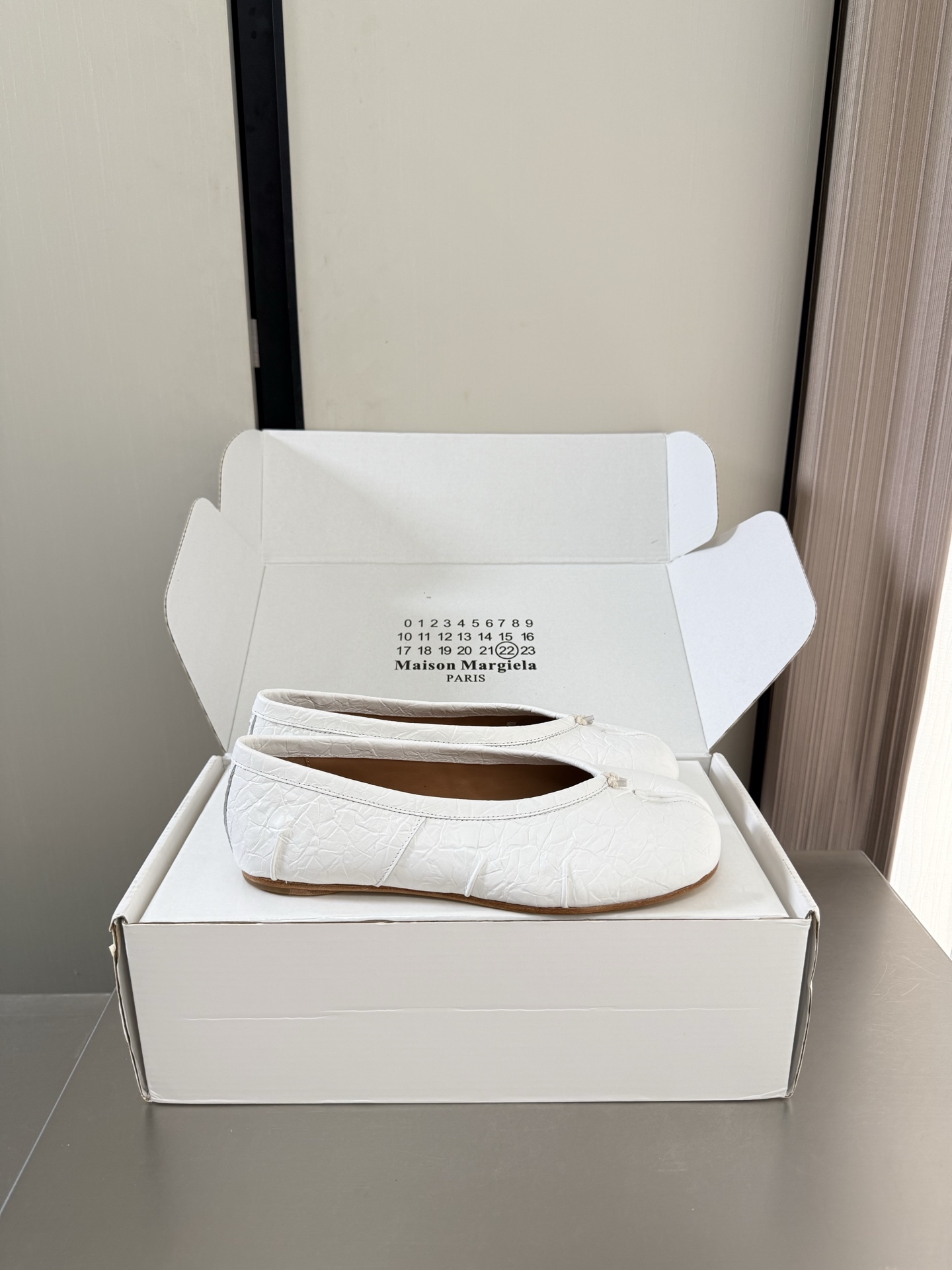 NO:889709,MM6 Margiela flat-soled split-toe shoes, stone pattern, calfskin, the same as the original, Italian leather outsole, white, unique foot pads, Angora water-dyed cowhide, MaisonMargiela Margiela MM6 is coming!  It smells so good. It has a beautiful and colorful girly feel!   A fashion item not to be missed. Simple yet stylish beauty. Highly popular. A must-have item. Fashionable age-reducing tool. Casual and honest. Simple and advanced design. Incorporates the unique logo of MM6. Suitable for daily use. Versatile for leisure and vacation. Really comfortable. Consistent with the original version. Split design of Italian genuine leather outsole. Consistent materials with the original version. Standard original order. Please look for our high-quality goods. 35 36 37 38 39 40  41 (40 41 customized), split-toe shoes, masion margiela, masion margiela, cowhide, Leather soles19860909MM6 马吉拉 平底分趾单鞋 石头纹 小牛皮 原版一致 意大利真皮大底 白色 别具匠心 垫脚 安哥拉水染牛皮 MaisonMargiela 马吉拉 MM6 火爆来袭！太香了  靓丽多彩少女感扑面而来！  不容错过的时尚单品 简单又有格调的美 跑量扛把子  必入单品 时尚减龄神器 随性率真的感脚 简单高级的设计 融入MM6独有的标志 同时满足日常 休闲渡假 百搭 真心巴适 原版一致 意大利真皮大底分体设计  原版一致材料 对标原单 请认准咱家高货 35 36 37 38 39 40 41（40 41 定制）,分趾鞋,masion margiela,masion margiela,cowhide,Leather soles,Women's Shoes