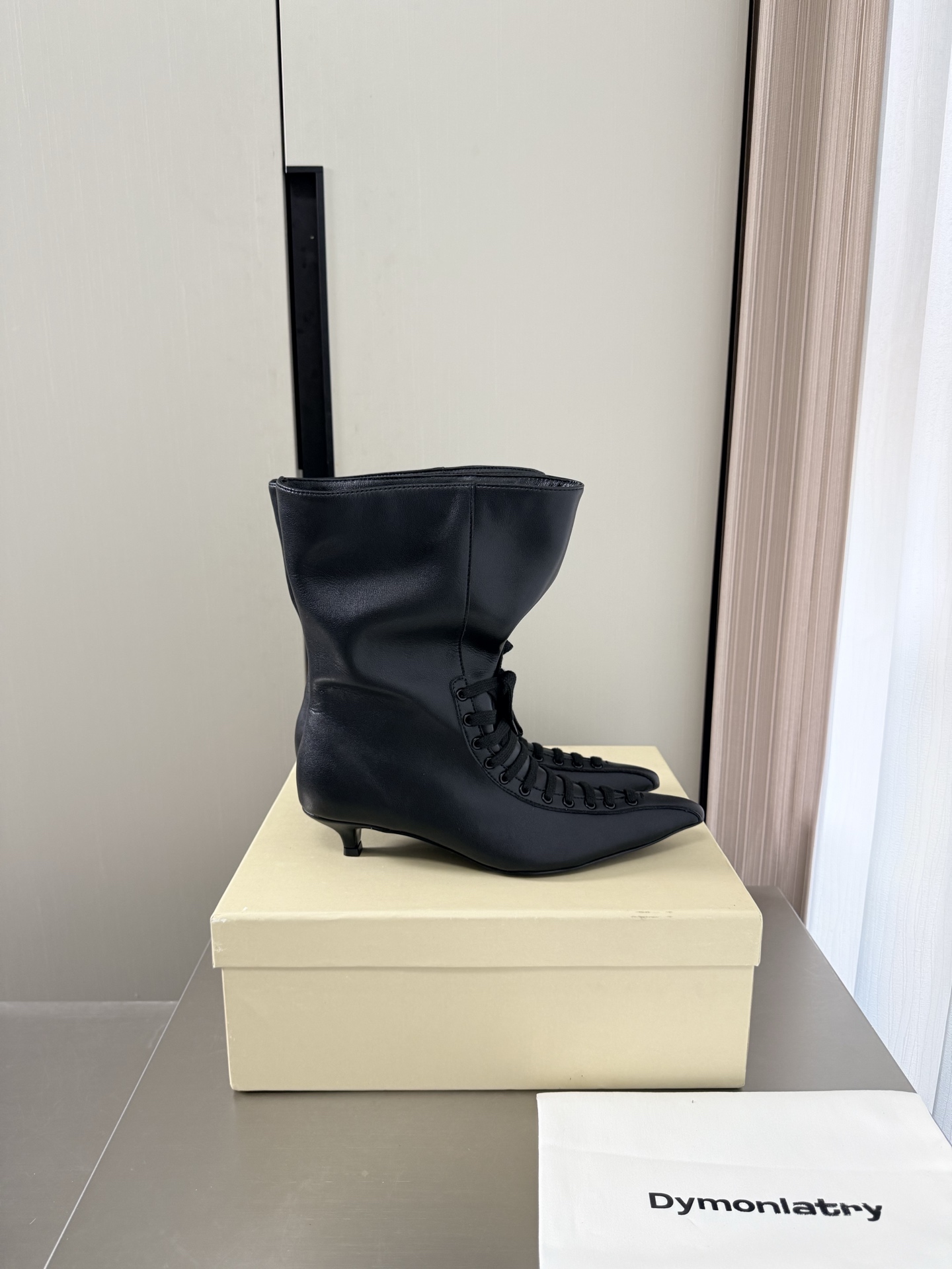 NO:889661,Dymonlatry suede witch boots are full of personality. Shu Qi's same 26 autumn and winter 'Arcana' series witch boots, fashionable pointed toe shape and loose wide-leg design, showing multiple matching inspirations for skirts and trousers. Victoria lace design, showing a classic temperament, soft and casual palm card color suede, bringing fashionable dressing inspiration to autumn and winter. Exquisite kitten heels, completely walkable, heel height 4cm  Size 35-39 (order 40), boots, skirts, chamois leather19860909Dymonlatry 麂皮女巫靴 个性十足  舒淇同款26秋冬“Arcana”系列女巫靴,时装感尖头造型与松弛感宽筒设计,呈现裙装与裤装多重搭配灵感,维多利亚鞋带设计,呈现古典气质,柔软随性的棕榈卡色麂皮,给秋冬带来时髦穿搭灵感,精致小猫跟,完全可暴走, 跟高4cm 尺码35-39（40订）,靴子,boots,skirts,chamois leather,Women's Shoes