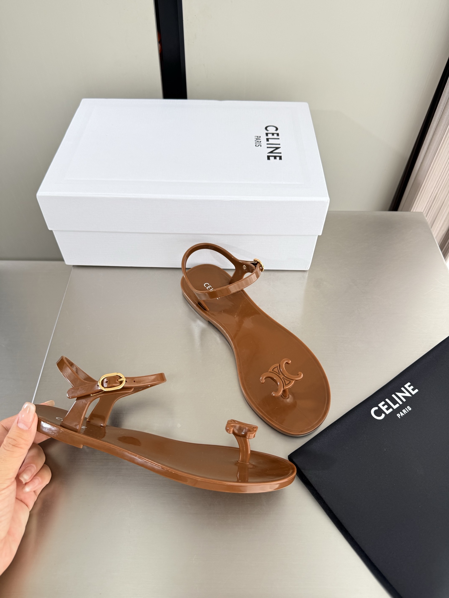 NO:903917,One-piece molding Arc de Triomphe Flat thong sandals Three-dimensional molding process Brown CELINE Exclusive Arc de Triomphe series Celine family element design Three-dimensional steel stamp logo The logo is stamped and stamped to create a full three-dimensional sense. Alignment Original design One-piece molding process The original version is the same. The molded outsole is clear and three-dimensional. The small details make the most of the focus. The original consistent fabric is equipped with original packaging. 35 36 37 38 39 40 40-code customization. Super beautiful.  Super age-reducing, split-toe shoes, celine, celine, sandals19860909一体成型 凯旋门 平底 夹趾凉鞋 立体成型 工艺 棕色 CELINE 专属 凯旋门系列   赛琳 家族元素设计 立体钢印logo logo   钢印压模而成立体感十足 对标对版    原版设计 一体成型工艺  原版一致 成型大底 清晰 立体  小细节见大专注  原版一致面料  配置原版包装  35 36 37 38 39 40  40码定制 超级美 超级减龄,分趾鞋,celine,celine,sandals,Women's Shoes