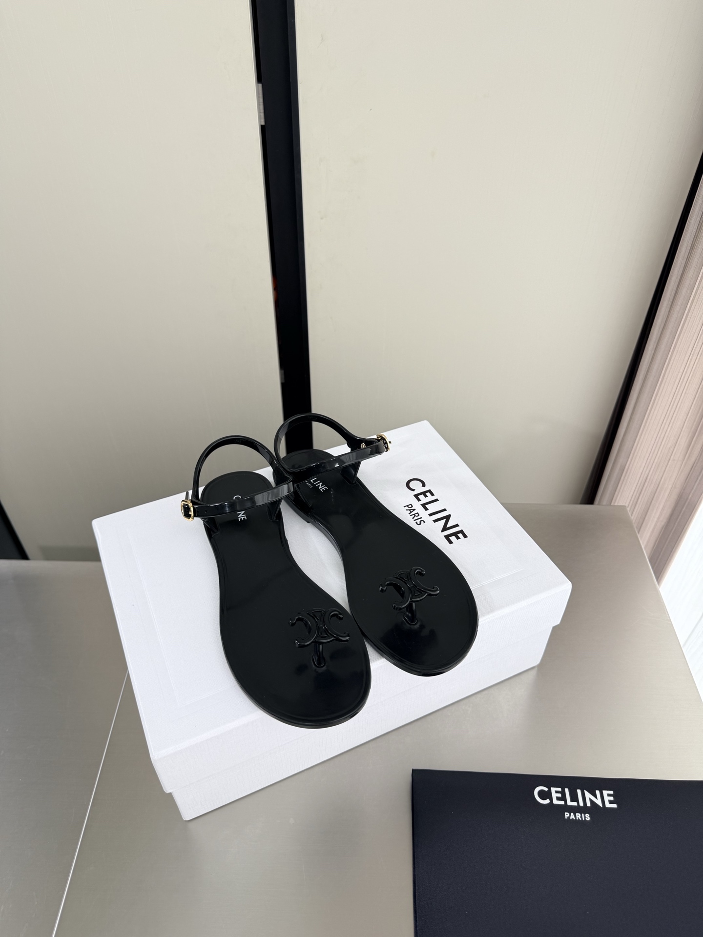 NO:903927,One-piece molding Arc de Triomphe Flat thong sandals Three-dimensional molding process Black CELINE Exclusive Arc de Triomphe series Celine Family element design Three-dimensional steel stamped logo The logo is stamped and stamped to create a three-dimensional feel. Alignment Original design One-piece molding process The same as the original molded outsole Clear and three-dimensional Small details make the most of the focus Original consistent fabrics Equipped with original packaging 35 36 37 38 39 40 40-code customization Super beautiful  Super age-reducing, split-toe shoes, celine, celine, sandals19860909一体成型 凯旋门 平底 夹趾凉鞋 立体成型 工艺 黑色 CELINE 专属 凯旋门系列   赛琳 家族元素设计 立体钢印logo logo   钢印压模而成立体感十足 对标对版    原版设计 一体成型工艺  原版一致 成型大底 清晰 立体  小细节见大专注  原版一致面料  配置原版包装  35 36 37 38 39 40  40码定制 超级美 超级减龄,分趾鞋,celine,celine,sandals,Women's Shoes