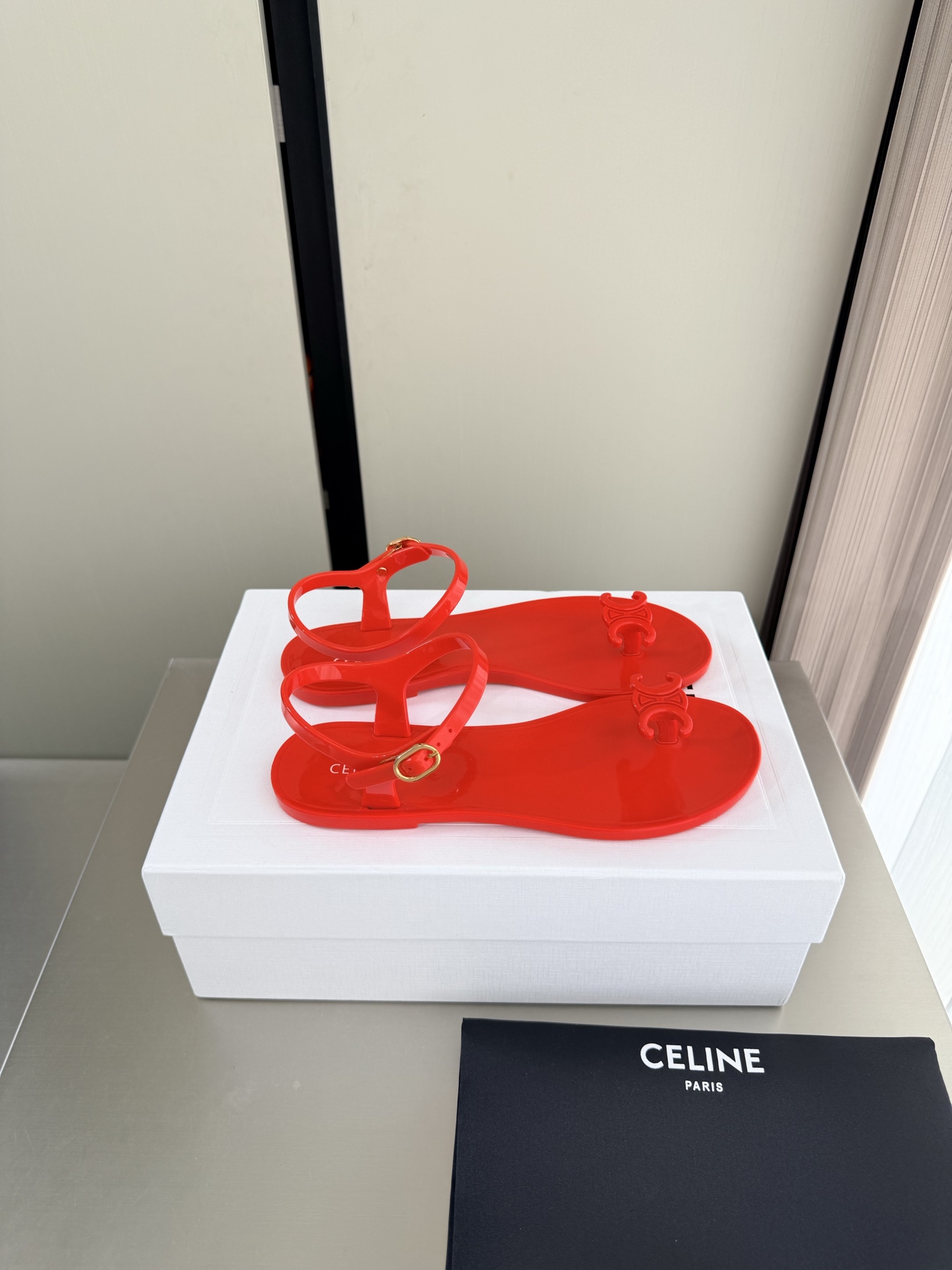 NO:903933,One-piece molding Arc de Triomphe Flat thong sandals Three-dimensional molding process Red CELINE Exclusive Arc de Triomphe series Celine Family element design Three-dimensional steel stamp logo The logo is stamped with steel stamp and is full of three-dimensionality. Alignment Original design One-piece molding process The original version is the same. The molded outsole is clear and three-dimensional. The small details make the most of the focus. The original consistent fabric is equipped with original packaging. 35 36 37 38 39 40 40-code customization. Super beautiful.  Super age-reducing, split-toe shoes, celine, celine, sandals19860909一体成型 凯旋门 平底 夹趾凉鞋 立体成型 工艺 红色 CELINE 专属 凯旋门系列   赛琳 家族元素设计 立体钢印logo logo   钢印压模而成立体感十足 对标对版    原版设计 一体成型工艺  原版一致 成型大底 清晰 立体  小细节见大专注  原版一致面料  配置原版包装  35 36 37 38 39 40  40码定制 超级美 超级减龄,分趾鞋,celine,celine,sandals,Women's Shoes