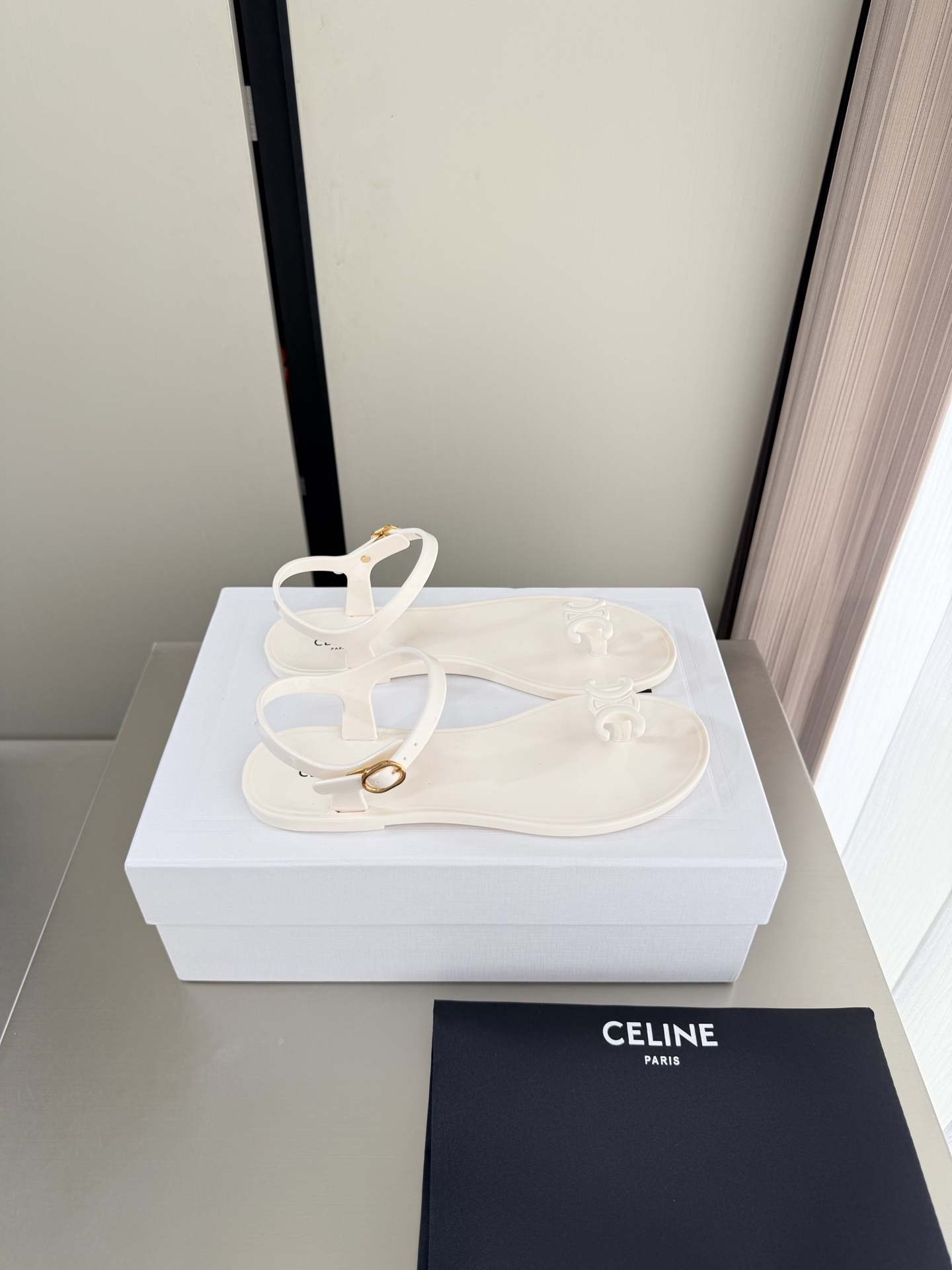 NO:903939,One-piece molding Arc de Triomphe Flat thong sandals Three-dimensional molding process White CELINE Exclusive Arc de Triomphe series Celine family element design Three-dimensional steel stamped logo logo Stamped and stamped to create a full three-dimensional feel Alignment Original design One-piece molding process Original consistent Molded outsole Clear and three-dimensional Big focus on small details Original consistent fabrics Equipped with original packaging 35 36 37 38 39 40 40-code customization Super beautiful  Super age-reducing, split-toe shoes, celine, celine, sandals19860909一体成型 凯旋门 平底 夹趾凉鞋 立体成型 工艺 白色 CELINE 专属 凯旋门系列   赛琳 家族元素设计 立体钢印logo logo   钢印压模而成立体感十足 对标对版    原版设计 一体成型工艺  原版一致 成型大底 清晰 立体  小细节见大专注  原版一致面料  配置原版包装  35 36 37 38 39 40  40码定制 超级美 超级减龄,分趾鞋,celine,celine,sandals,Women's Shoes