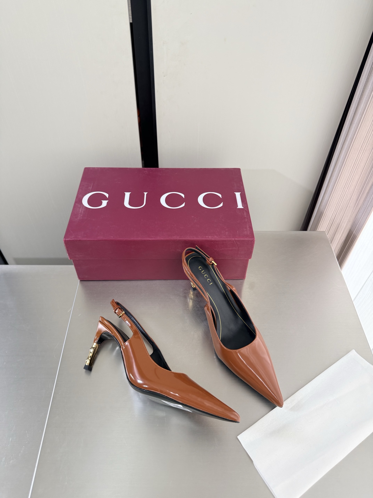 NO:903885,Gucci golden bamboo heels New product series Hollow back shoes Heel height 7.5cm Premium packaging GUCCI Brown Gentle medium gloss open edge beads Calfskin Made in Italy Genuine leather outsole Fashionable brand LOGO, super recognizable and highly recognizable. Various products are competing for brands and will launch first and later in the super series of high heels. GUCCI is not behind the times at the Gucci Paris fashion show.  This series demonstrates new fashion charm and continues the ultra-high heel design. It has won the favor of well-known overseas bloggers and millions of fan bloggers. It is sold well at home and abroad and is out of stock in China. The top version is in candy color. Each color is absolutely beautiful. Color options are available. It adopts one-piece molding and combination technology. The fabric is open edge beads. Medium gloss calfskin. Comfortable lambskin lining. Outsole. Italian genuine leather outsole. Heel wrap leather technology. Matched with gilt bamboo heels. Size: 35 36 37 38 39  40 41 42 (40 41 42 order) (40 41 42 customized) Packaging: GUCCI full set of original packaging, high heels and sandals, gucci, sandals, high heels, cowhide, sheepskin, Leather soles19860909Gucci 金色竹节跟 新品系列 后空鞋 跟高 7.5cm 精品包装 GUCCI  棕色 温柔中光开边珠 小牛皮  意大利制造 真皮大底  时尚的品牌LOGO持加,具有超辨高识度各品大争牌恐先推后出超系跟高列GUCCI不也落伍 Guccl巴黎时装秀场款 此系列演绎全新时尚魅力延续超高跟设计,深得海外知名博主青睐千万粉丝博主倾情演绎,畅销海内外国内已经断货,顶级版本糖果色配色,每个颜色都是绝美知知,颜色供选 采用一体成型 组合工艺 面料开边珠 中光小牛皮 内里舒适小羊皮 大底意大利真皮大底 鞋跟包面皮工艺 搭配鎏金竹节跟 码数: 35 36 37 38 39 40 41 42 (40 41 42订) （40 41 42 定做） 包装:GUCCI全套原包版装,高跟鞋凉鞋,gucci,sandals,high heels,cowhide,sheepskin,Leather soles,Women's Shoes