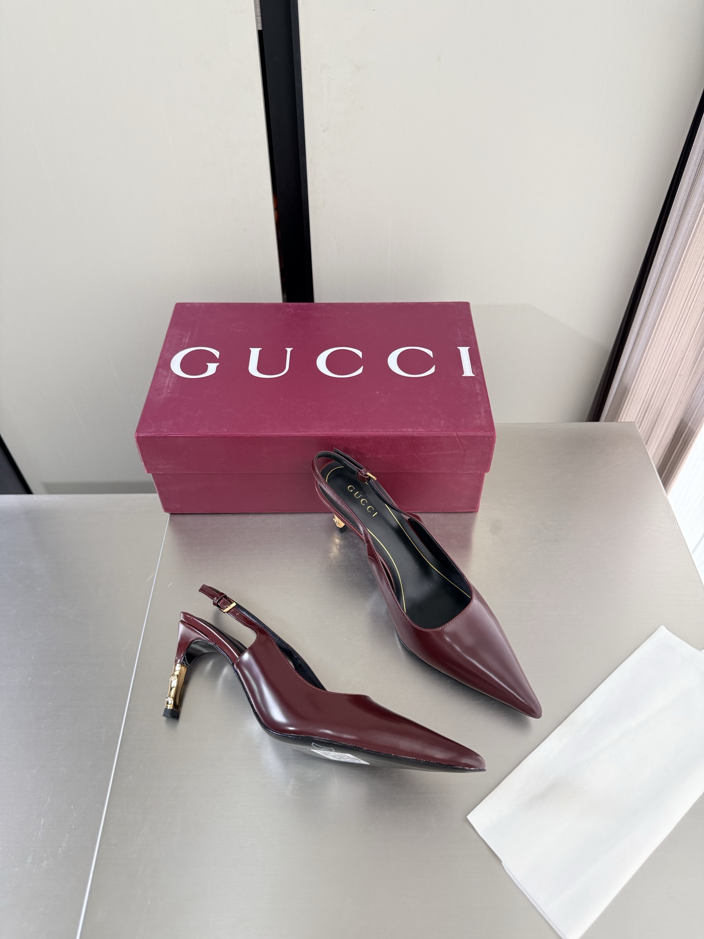 NO:903894,Gucci 金色竹节跟 新品系列 后空鞋 跟高 7.5cm 精品包装 GUCCI  酒红色 温柔中光开边珠 小牛皮  意大利制造 真皮大底  时尚的品牌LOGO持加,具有超辨高识度各品大争牌恐先推后出超系跟高列GUCCI不也落伍 Guccl巴黎时装秀场款 This series demonstrates new fashion charm and continues the ultra-high heel design. It has won the favor of well-known overseas bloggers and millions of fan bloggers. It is sold well at home and abroad and is out of stock in China. The top version is in candy color. Each color is absolutely beautiful. Color options are available. It adopts one-piece molding and combination technology. The fabric is open edge beads. Medium gloss calfskin. Comfortable lambskin lining. Outsole. Italian genuine leather outsole. Heel wrap leather technology. Matched with gilt bamboo heels. Size: 35 36 37 38 39  40 41 42 (40 41 42 order) (40 41 42 customized) Packaging: GUCCI full set of original packaging, high heels and sandals, gucci, sandals, high heels, cowhide, sheepskin, Leather soles19860909Gucci 金色竹节跟 新品系列 后空鞋 跟高 7.5cm 精品包装 GUCCI  酒红色 温柔中光开边珠 小牛皮  意大利制造 真皮大底  时尚的品牌LOGO持加,具有超辨高识度各品大争牌恐先推后出超系跟高列GUCCI不也落伍 Guccl巴黎时装秀场款 此系列演绎全新时尚魅力延续超高跟设计,深得海外知名博主青睐千万粉丝博主倾情演绎,畅销海内外国内已经断货,顶级版本糖果色配色,每个颜色都是绝美知知,颜色供选 采用一体成型 组合工艺 面料开边珠 中光小牛皮 内里舒适小羊皮 大底意大利真皮大底 鞋跟包面皮工艺 搭配鎏金竹节跟 码数: 35 36 37 38 39 40 41 42 (40 41 42订) （40 41 42 定做） 包装:GUCCI全套原包版装,高跟鞋凉鞋,gucci,sandals,high heels,cowhide,sheepskin,Leather soles,Women's Shoes