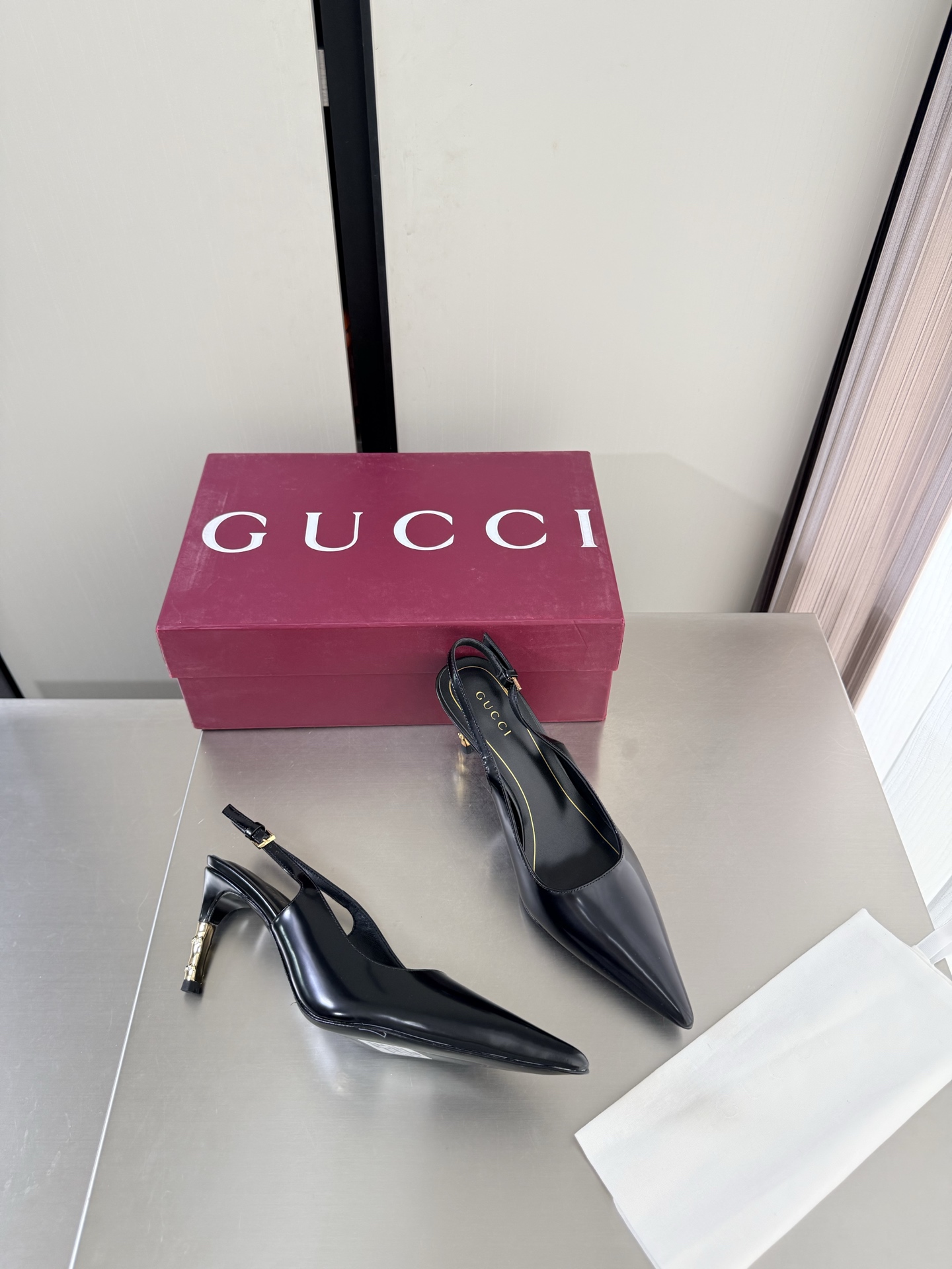 NO:903904,Gucci gold bamboo heels New product series Hollow back shoes Heel height 7.5cm Premium packaging GUCCI Black Gentle medium light open edge beads Calfskin Made in Italy Genuine leather outsole Stylish brand LOGO, super recognizable and highly recognizable. Various products are vying for brands and will launch first and later in the super series of high heels. GUCCI is not behind the times at the Gucci Paris fashion show.  This series demonstrates new fashion charm and continues the ultra-high heel design. It has won the favor of well-known overseas bloggers and millions of fan bloggers. It is sold well at home and abroad and is out of stock in China. The top version is in candy color. Each color is absolutely beautiful. Color options are available. It adopts one-piece molding and combination technology. The fabric is open edge beads. Medium gloss calfskin. Comfortable lambskin lining. Outsole. Italian genuine leather outsole. Heel wrap leather technology. Matched with gilt bamboo heels. Size: 35 36 37 38 39  40 41 42 (40 41 42 order) (40 41 42 customized) Packaging: GUCCI full set of original packaging, high heels and sandals, gucci, sandals, high heels, cowhide, sheepskin, Leather soles19860909Gucci 金色竹节跟 新品系列 后空鞋 跟高 7.5cm 精品包装 GUCCI  黑色 温柔中光开边珠 小牛皮   意大利制造 真皮大底  时尚的品牌LOGO持加,具有超辨高识度各品大争牌恐先推后出超系跟高列GUCCI不也落伍 Guccl巴黎时装秀场款 此系列演绎全新时尚魅力延续超高跟设计,深得海外知名博主青睐千万粉丝博主倾情演绎,畅销海内外国内已经断货,顶级版本糖果色配色,每个颜色都是绝美知知,颜色供选 采用一体成型 组合工艺 面料开边珠 中光小牛皮 内里舒适小羊皮 大底意大利真皮大底 鞋跟包面皮工艺 搭配鎏金竹节跟 码数: 35 36 37 38 39 40 41 42 (40 41 42订) （40 41 42 定做） 包装:GUCCI全套原包版装,高跟鞋凉鞋,gucci,sandals,high heels,cowhide,sheepskin,Leather soles,Women's Shoes